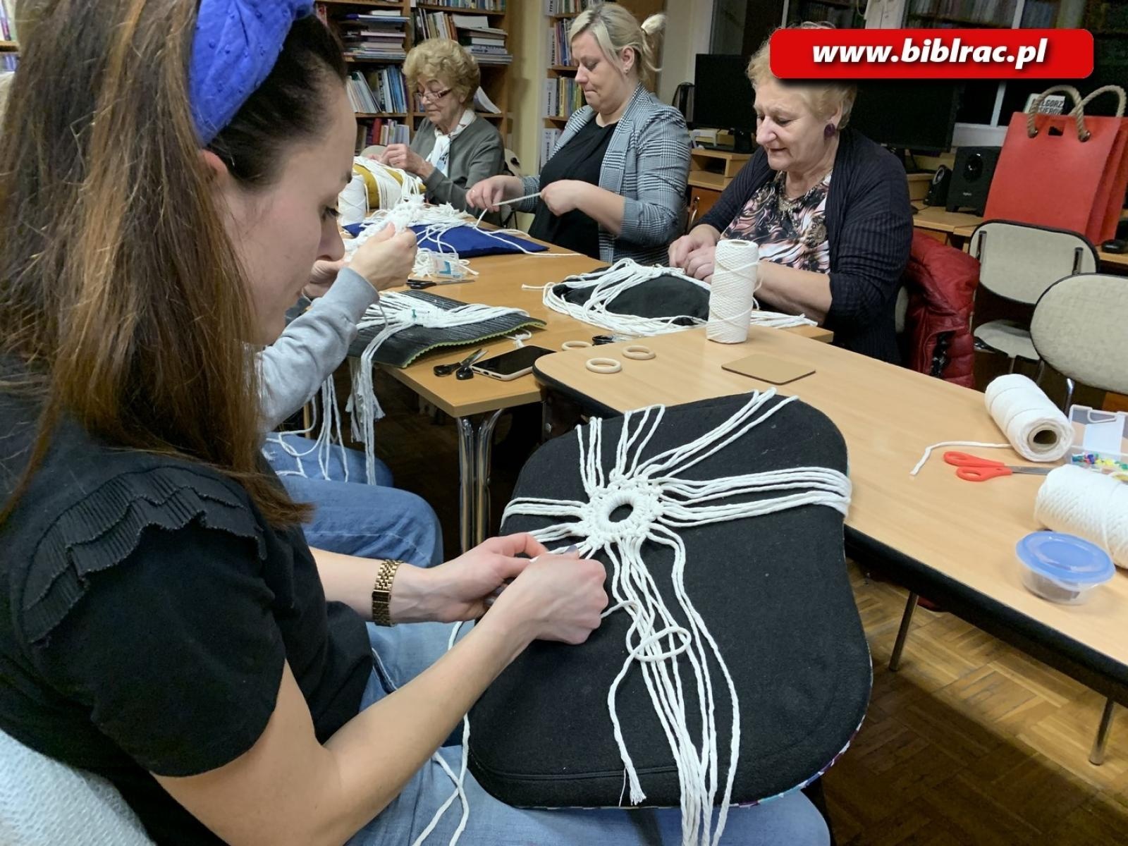 Zdjęcie w galerii na portalu naszraciborz.pl: Warsztatowy zawrót głowy w bibliotece w Ocicach wiadomości z regionu