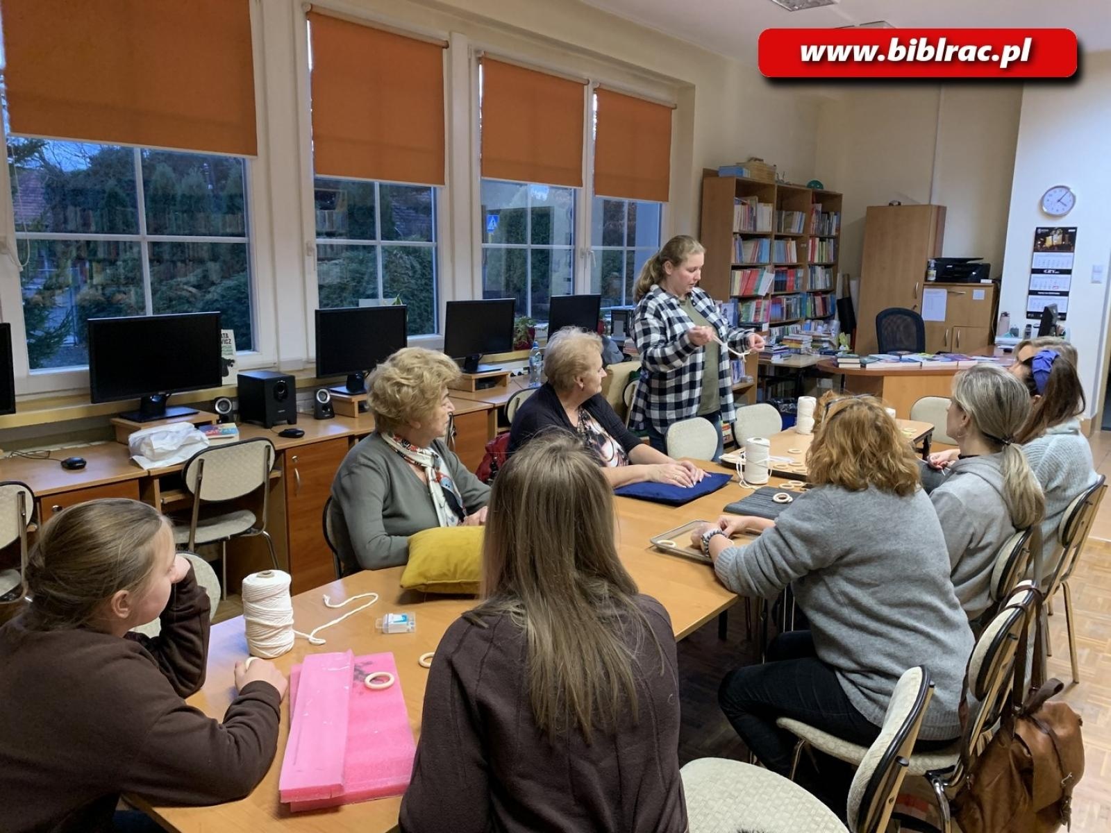 Zdjęcie w galerii na portalu naszraciborz.pl: Warsztatowy zawrót głowy w bibliotece w Ocicach wiadomości z regionu