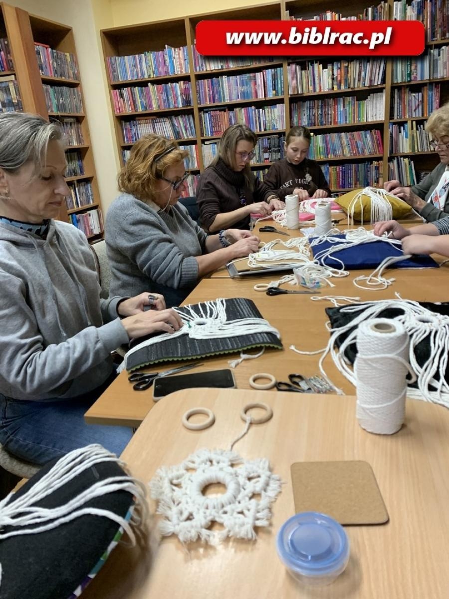 Zdjęcie w galerii na portalu naszraciborz.pl: Warsztatowy zawrót głowy w bibliotece w Ocicach wiadomości z regionu