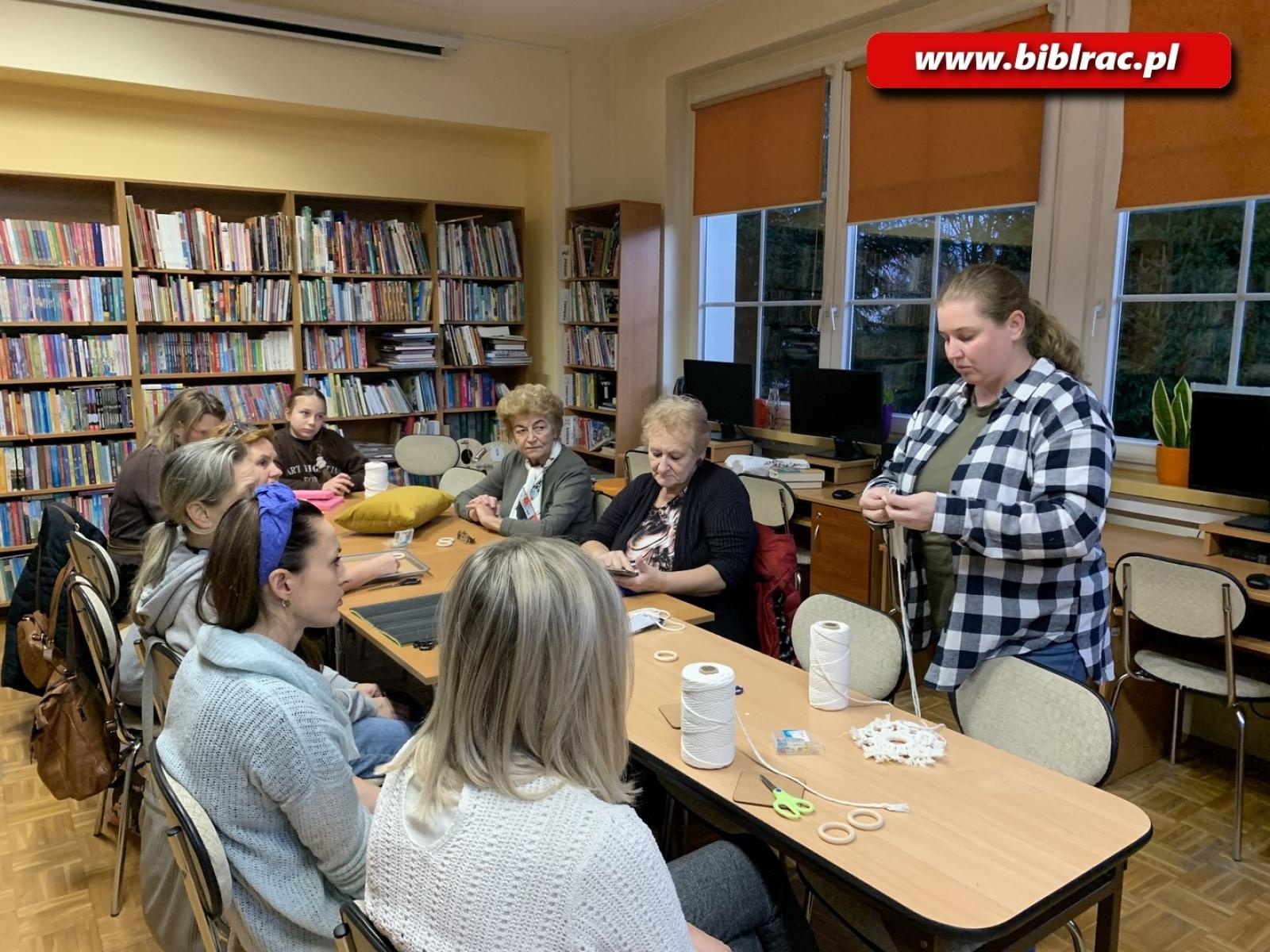 Zdjęcie w galerii na portalu naszraciborz.pl: Warsztatowy zawrót głowy w bibliotece w Ocicach wiadomości z regionu