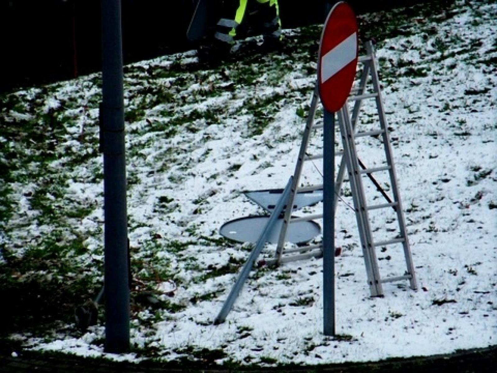 Zdjęcie w galerii na portalu naszraciborz.pl: Wymiana znaków na pl. Mostowym. Czytelnik pyta, czy to marnotrawstwo? wiadomości z regionu