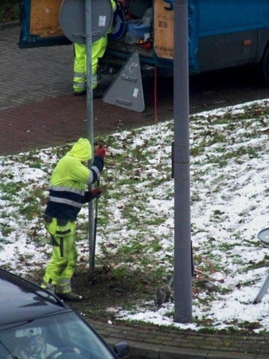 Zdjęcie w galerii na portalu naszraciborz.pl: Wymiana znaków na pl. Mostowym. Czytelnik pyta, czy to marnotrawstwo? wiadomości z regionu