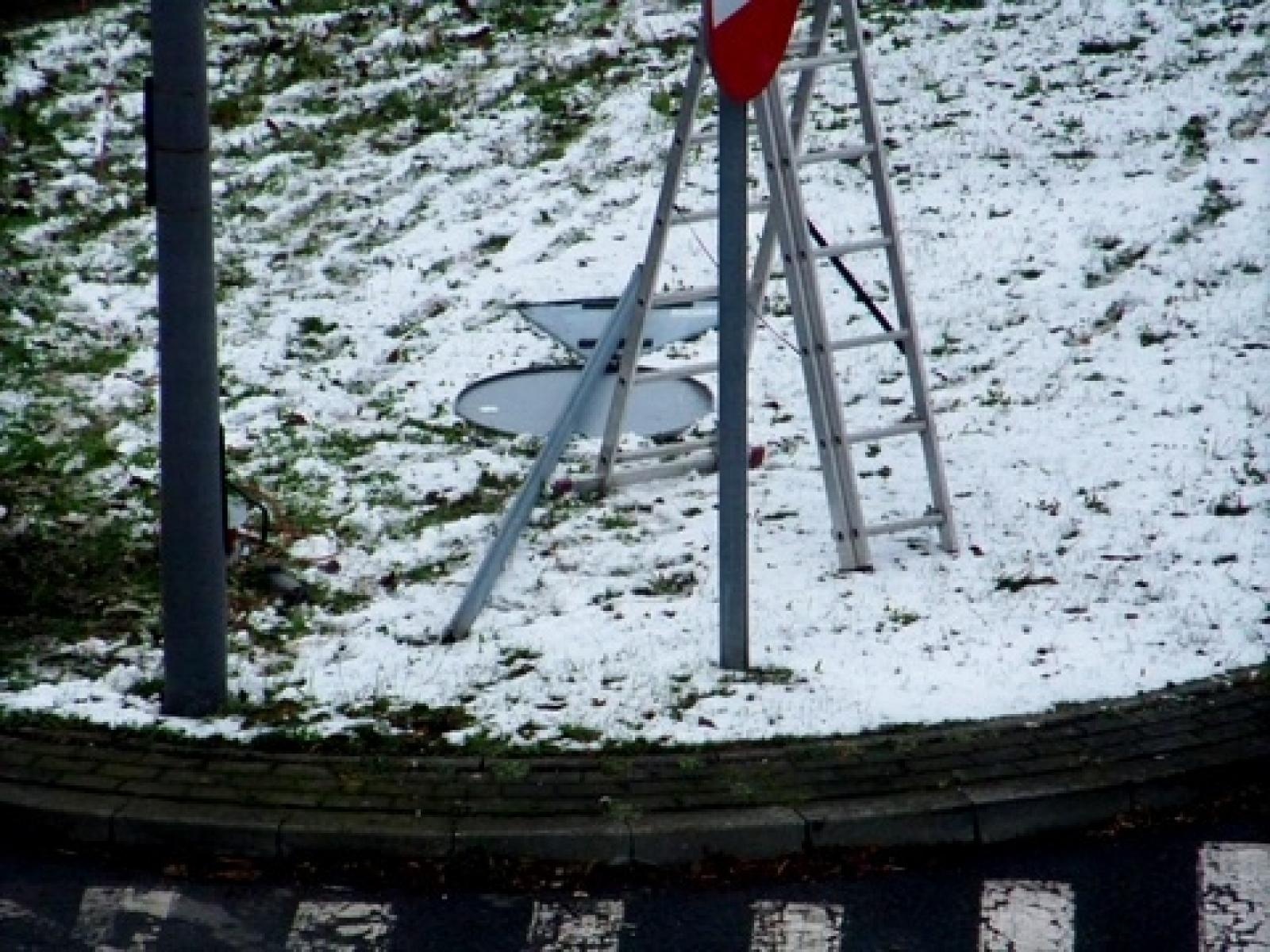Zdjęcie w galerii na portalu naszraciborz.pl: Wymiana znaków na pl. Mostowym. Czytelnik pyta, czy to marnotrawstwo? wiadomości z regionu