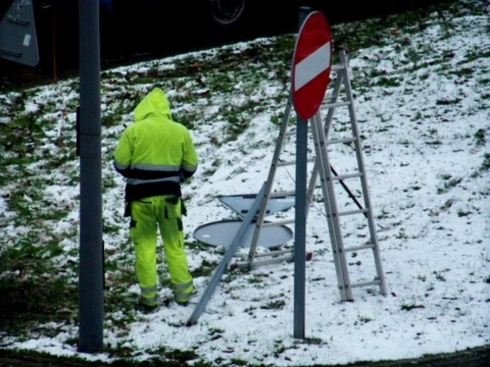 Zdjęcie w galerii na portalu naszraciborz.pl: Wymiana znaków na pl. Mostowym. Czytelnik pyta, czy to marnotrawstwo? wiadomości z regionu