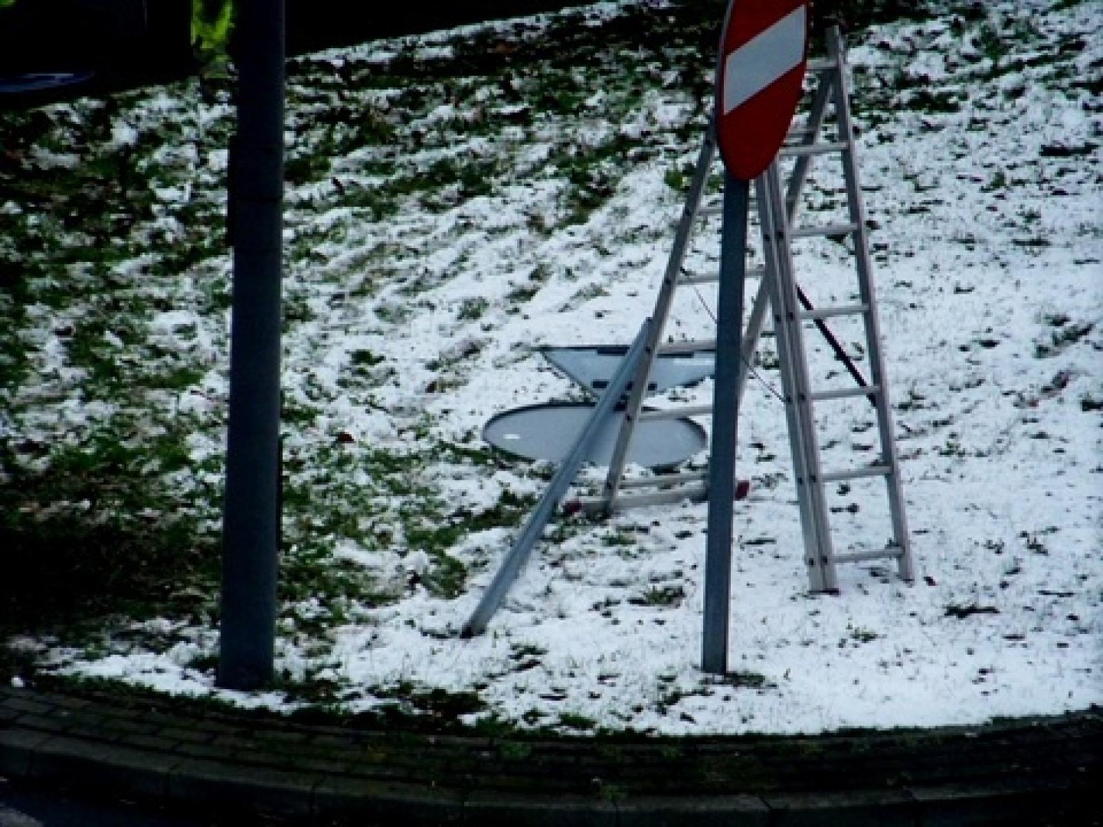 Zdjęcie w galerii na portalu naszraciborz.pl: Wymiana znaków na pl. Mostowym. Czytelnik pyta, czy to marnotrawstwo? wiadomości z regionu
