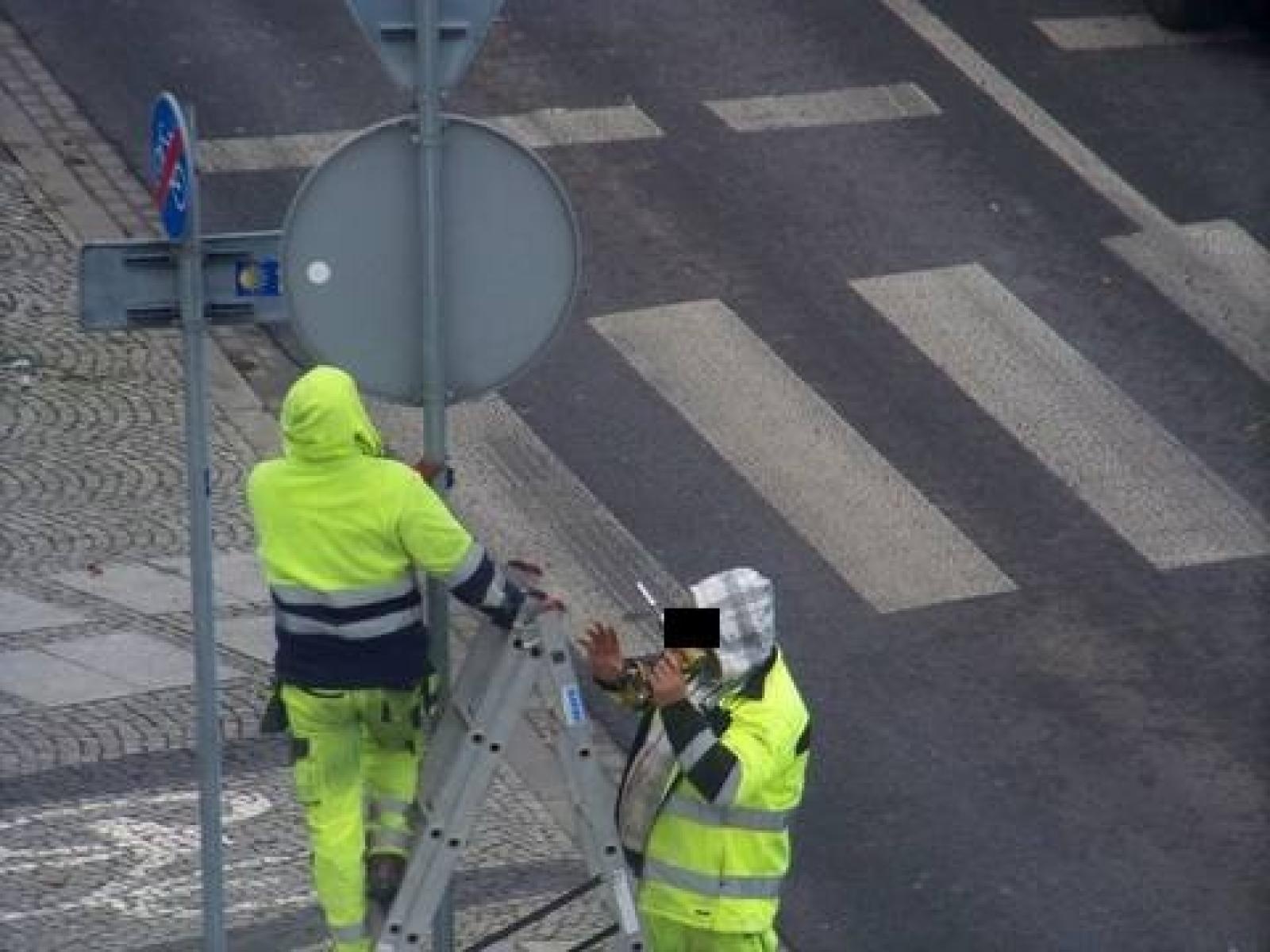 Zdjęcie w galerii na portalu naszraciborz.pl: Wymiana znaków na pl. Mostowym. Czytelnik pyta, czy to marnotrawstwo? wiadomości z regionu