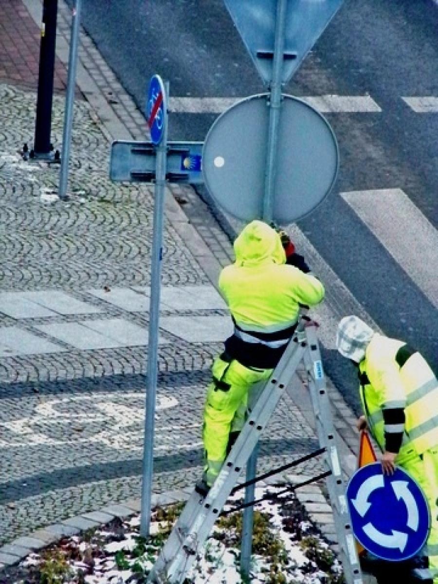 Zdjęcie w galerii na portalu naszraciborz.pl: Wymiana znaków na pl. Mostowym. Czytelnik pyta, czy to marnotrawstwo? wiadomości z regionu