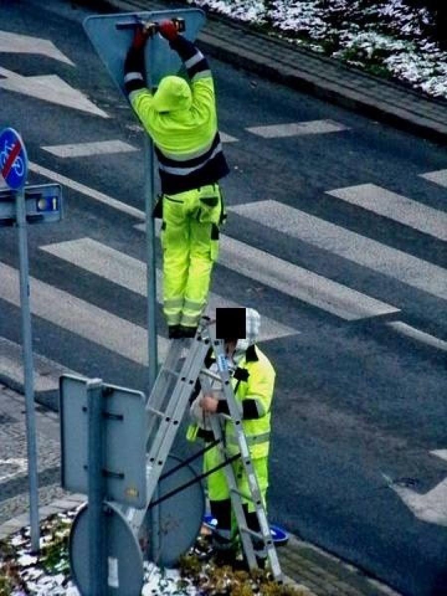 Zdjęcie w galerii na portalu naszraciborz.pl: Wymiana znaków na pl. Mostowym. Czytelnik pyta, czy to marnotrawstwo? wiadomości z regionu