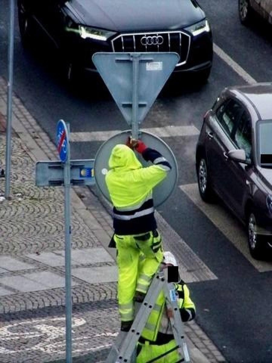 Zdjęcie w galerii na portalu naszraciborz.pl: Wymiana znaków na pl. Mostowym. Czytelnik pyta, czy to marnotrawstwo? wiadomości z regionu