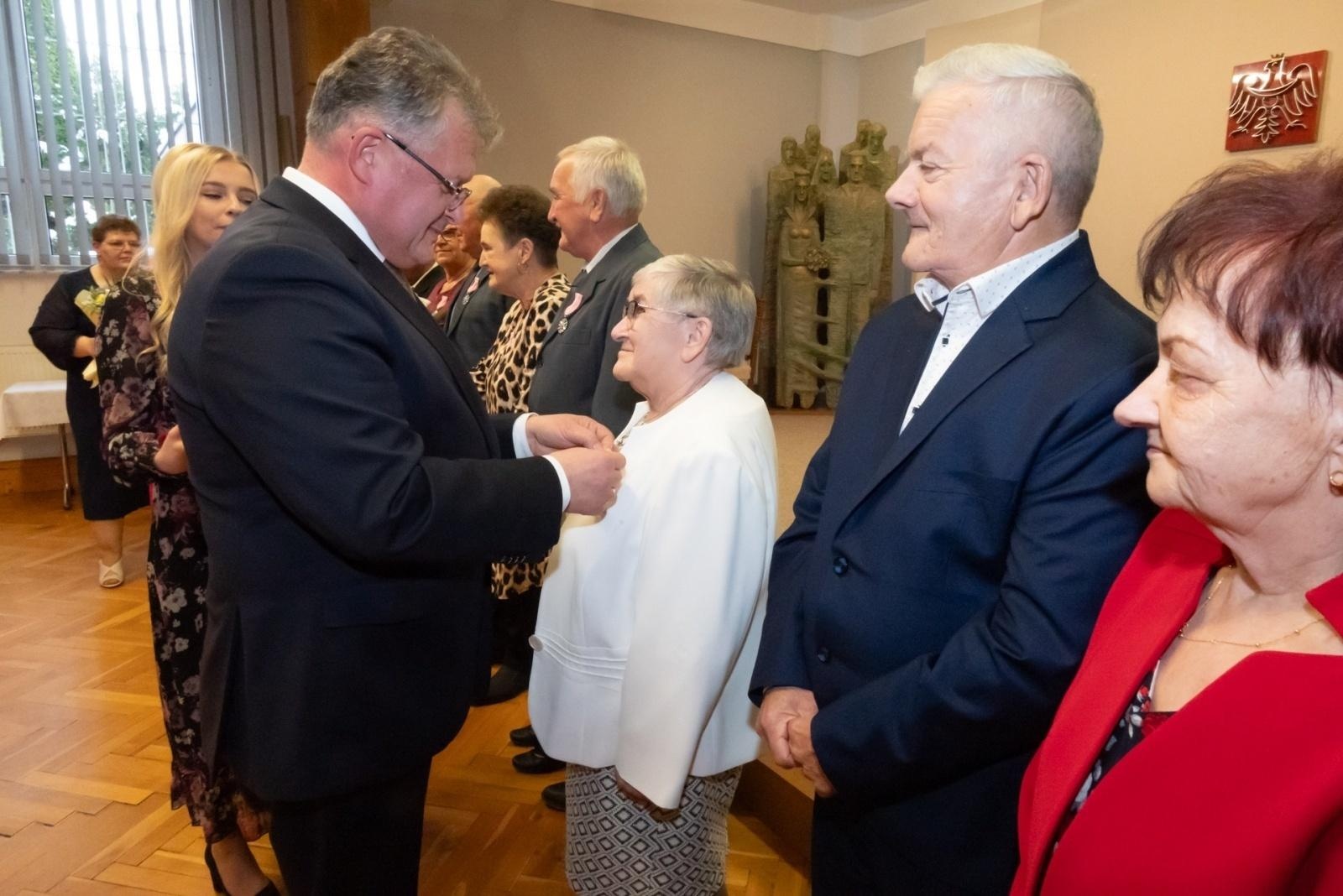Zdjęcie w galerii na portalu naszraciborz.pl: Złote gody w gminie Krzyżanowice. Świętuje ponad 20 par [FOTO i WIDEO] wiadomości z regionu