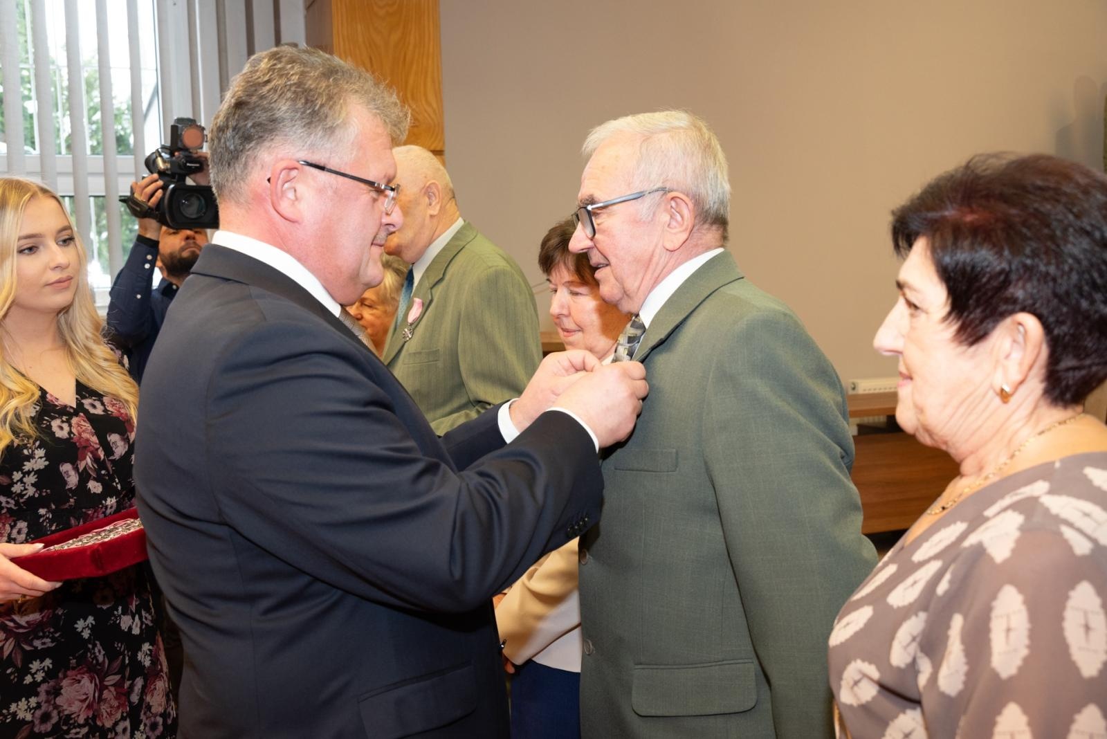 Zdjęcie w galerii na portalu naszraciborz.pl: Złote gody w gminie Krzyżanowice. Świętuje ponad 20 par [FOTO i WIDEO] wiadomości z regionu