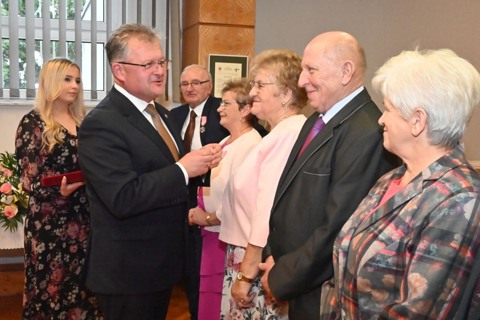 Zdjęcie w galerii na portalu naszraciborz.pl: Złote gody w gminie Krzyżanowice. Świętuje ponad 20 par [FOTO i WIDEO] wiadomości z regionu