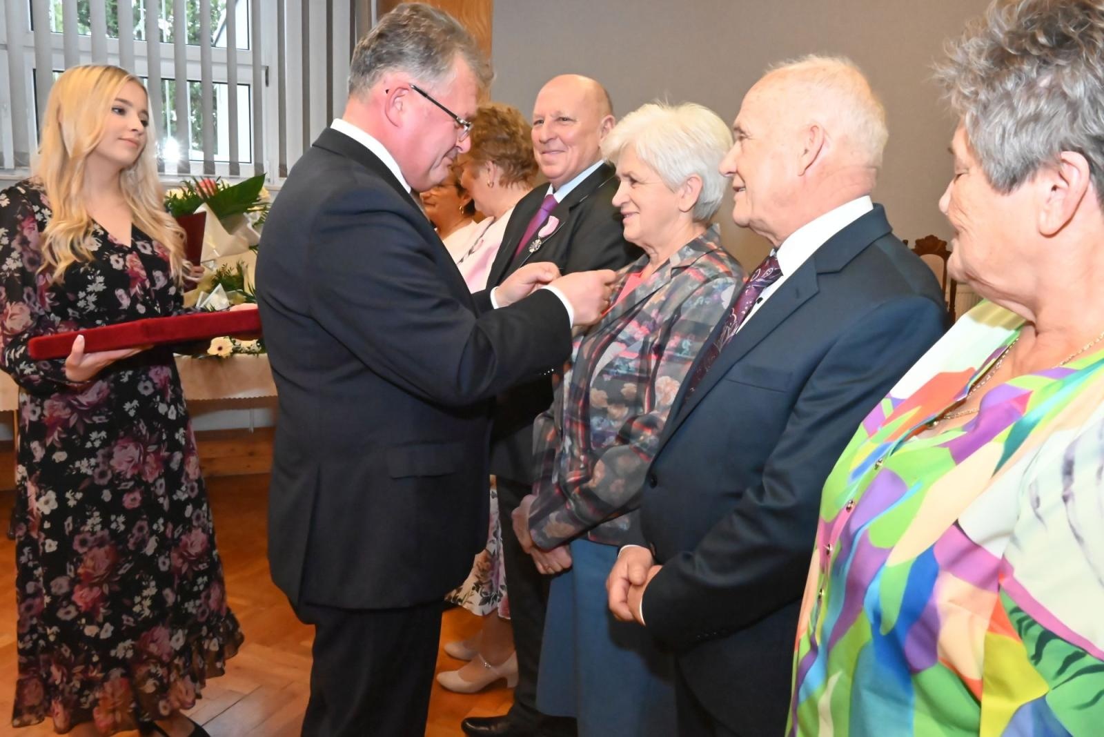 Zdjęcie w galerii na portalu naszraciborz.pl: Złote gody w gminie Krzyżanowice. Świętuje ponad 20 par [FOTO i WIDEO] wiadomości z regionu