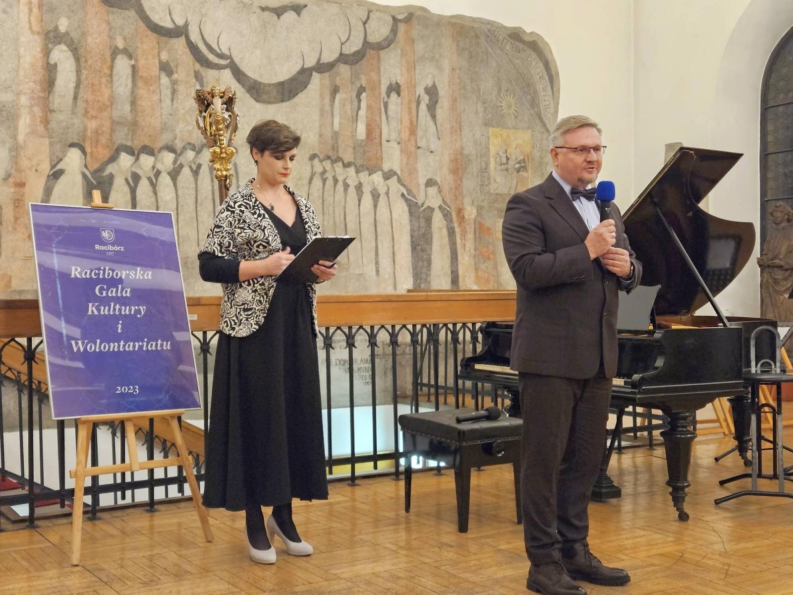 Zdjęcie w galerii na portalu naszraciborz.pl: Prezydent uhonorował laureatów podczas Raciborskiej Gali Kultury i Wolontariatu wiadomości z regionu