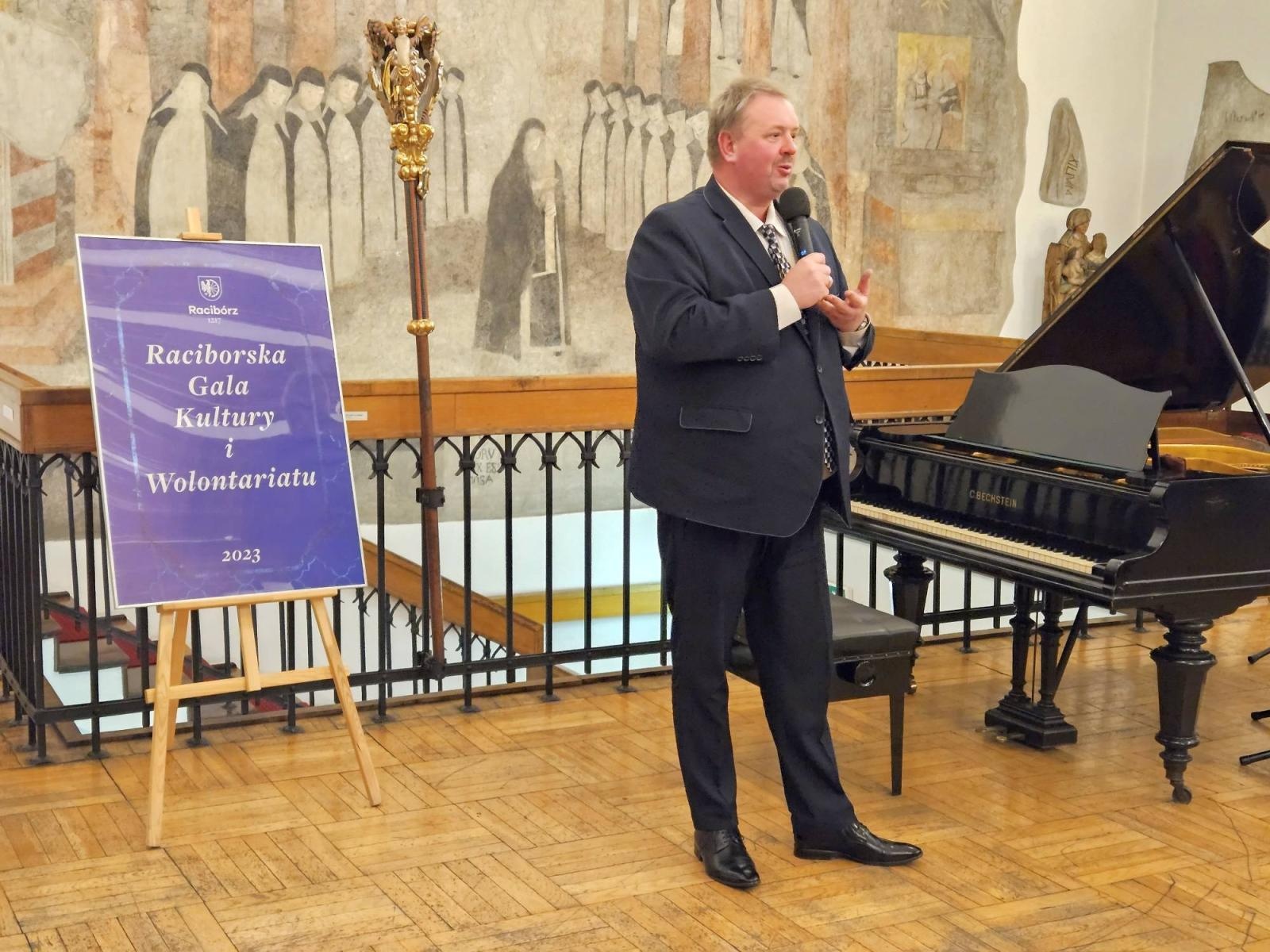 Zdjęcie w galerii na portalu naszraciborz.pl: Prezydent uhonorował laureatów podczas Raciborskiej Gali Kultury i Wolontariatu wiadomości z regionu