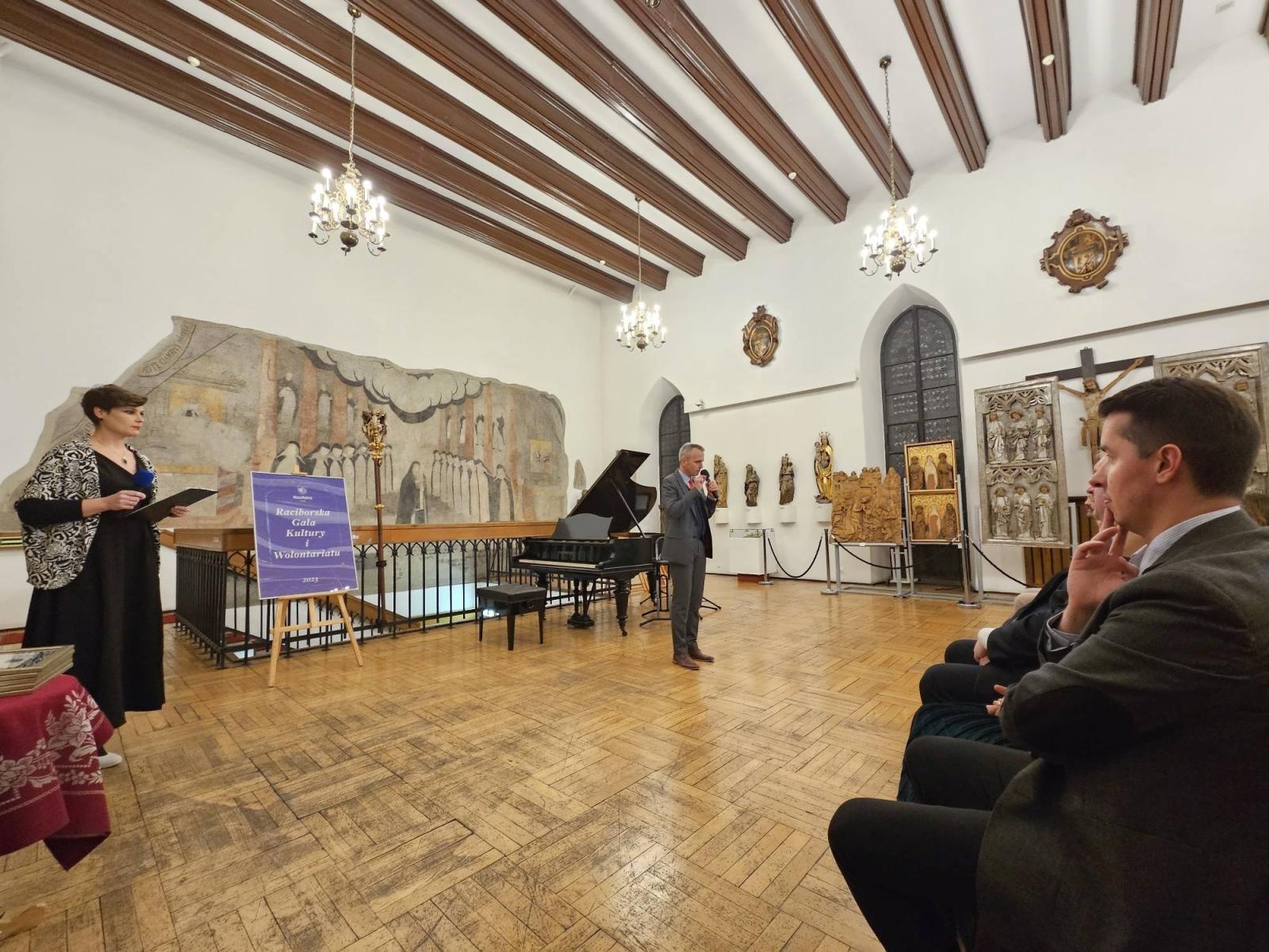 Zdjęcie w galerii na portalu naszraciborz.pl: Prezydent uhonorował laureatów podczas Raciborskiej Gali Kultury i Wolontariatu wiadomości z regionu