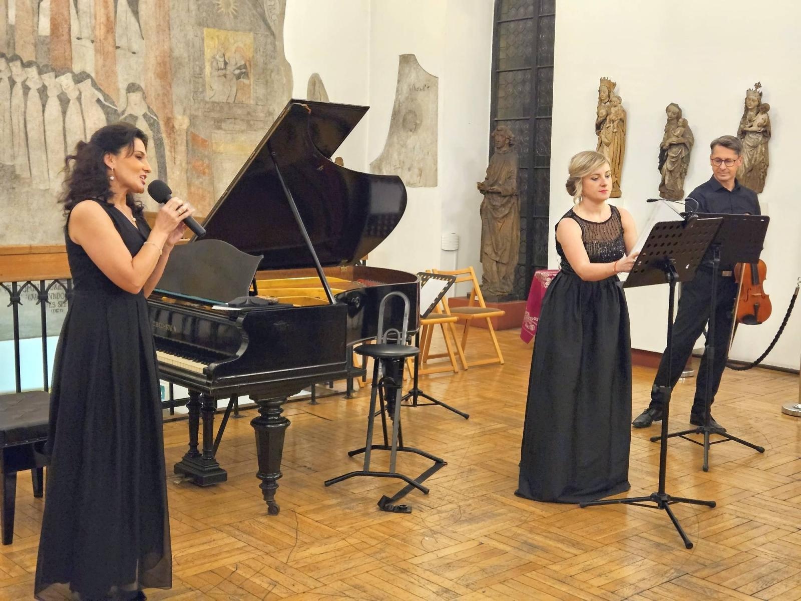 Zdjęcie w galerii na portalu naszraciborz.pl: Prezydent uhonorował laureatów podczas Raciborskiej Gali Kultury i Wolontariatu wiadomości z regionu