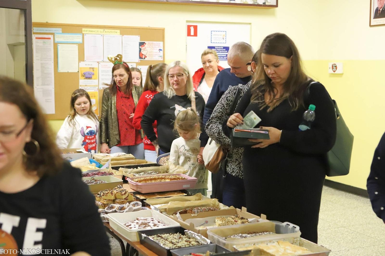 Zdjęcie w galerii na portalu naszraciborz.pl: Jak Gustaw pokochał święta. Kiermasz świąteczny w SP 15 [FOTO] wiadomości z regionu
