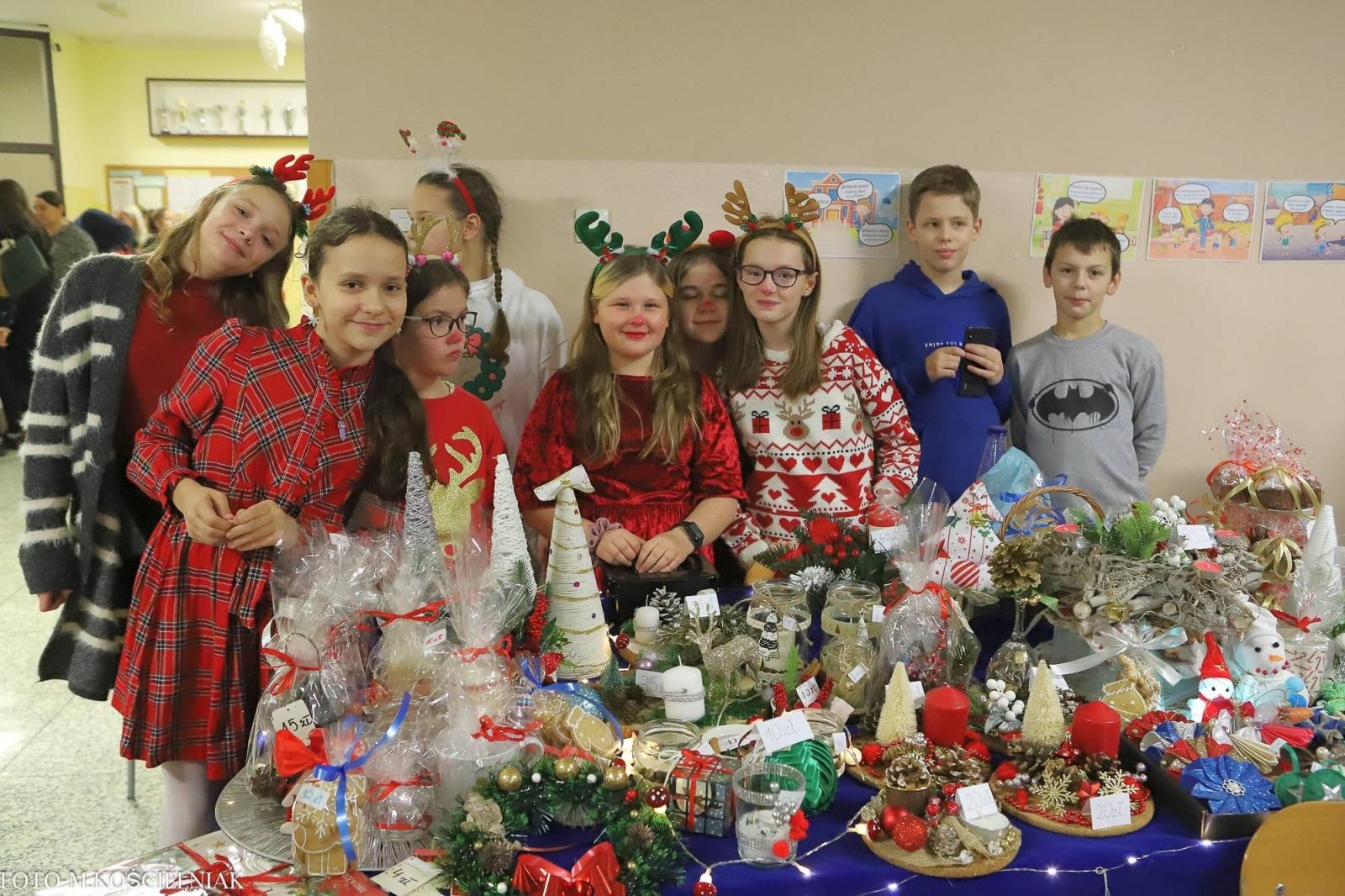 Zdjęcie w galerii na portalu naszraciborz.pl: Jak Gustaw pokochał święta. Kiermasz świąteczny w SP 15 [FOTO] wiadomości z regionu