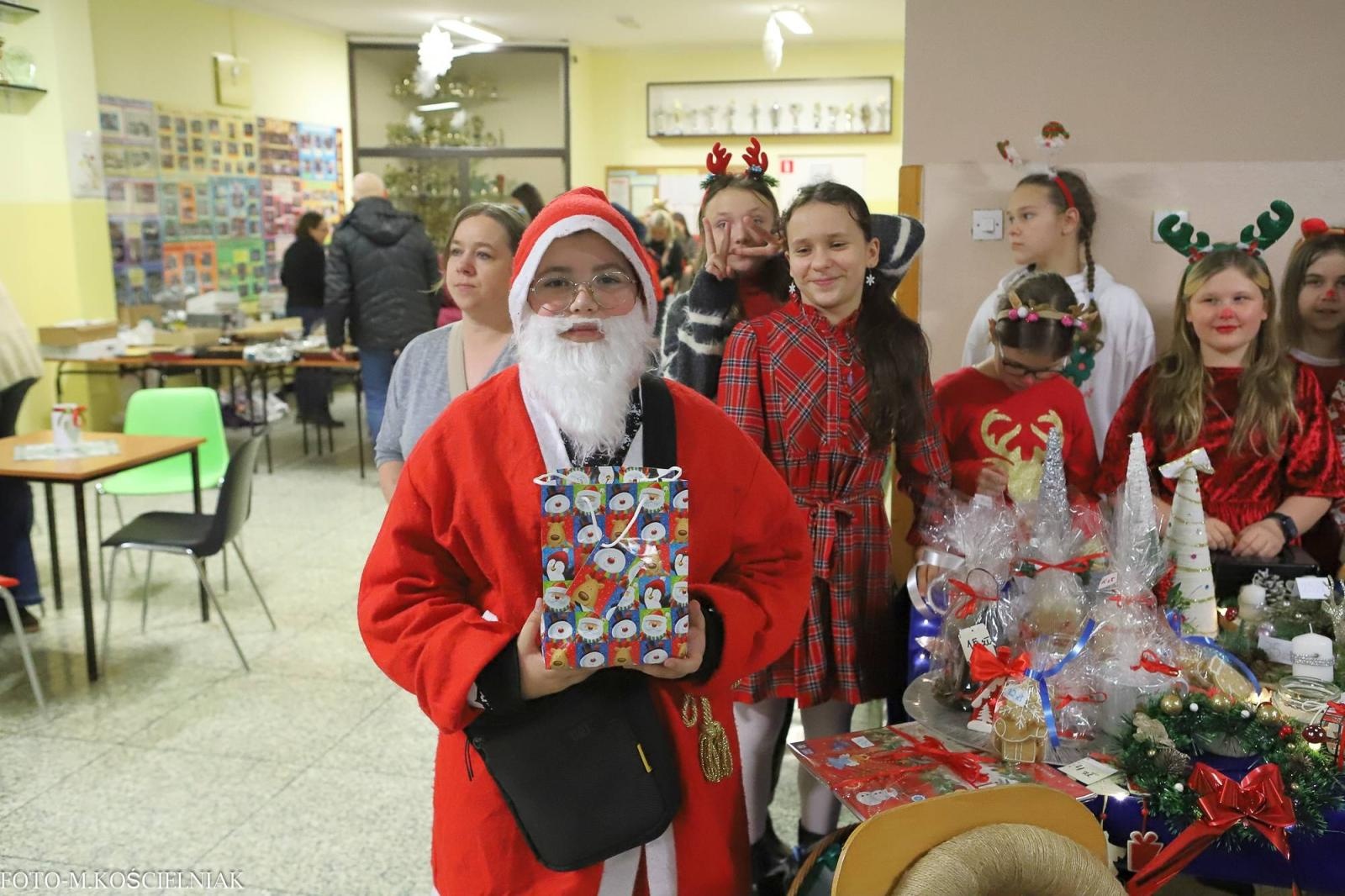 Zdjęcie w galerii na portalu naszraciborz.pl: Jak Gustaw pokochał święta. Kiermasz świąteczny w SP 15 [FOTO] wiadomości z regionu