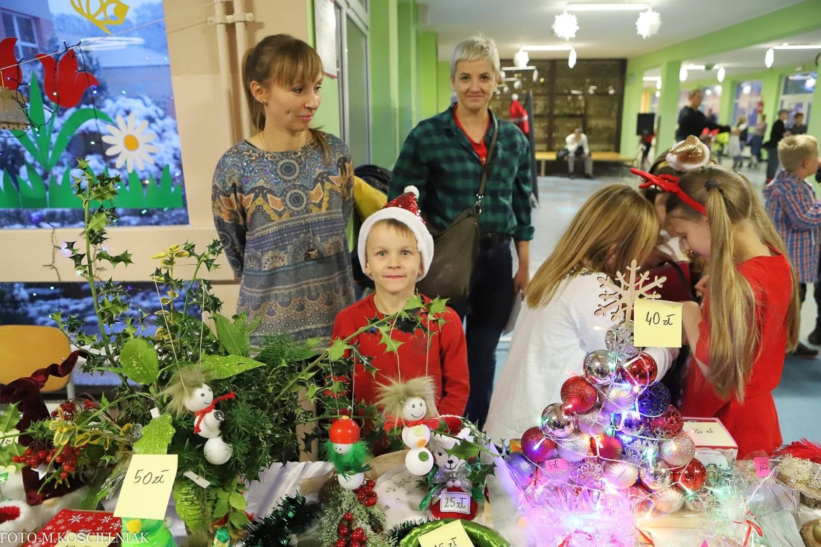 Zdjęcie w galerii na portalu naszraciborz.pl: Jak Gustaw pokochał święta. Kiermasz świąteczny w SP 15 [FOTO] wiadomości z regionu