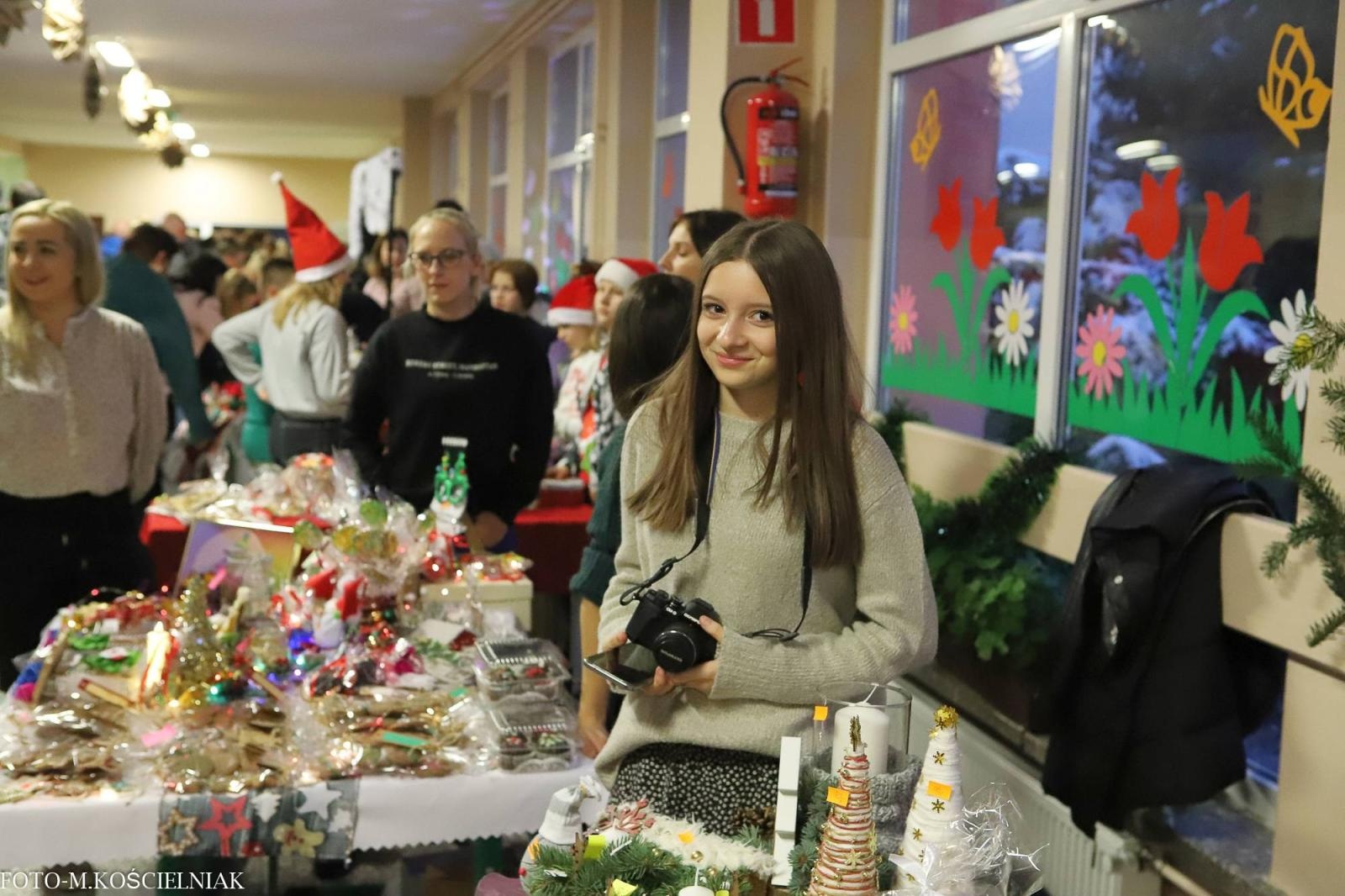 Zdjęcie w galerii na portalu naszraciborz.pl: Jak Gustaw pokochał święta. Kiermasz świąteczny w SP 15 [FOTO] wiadomości z regionu