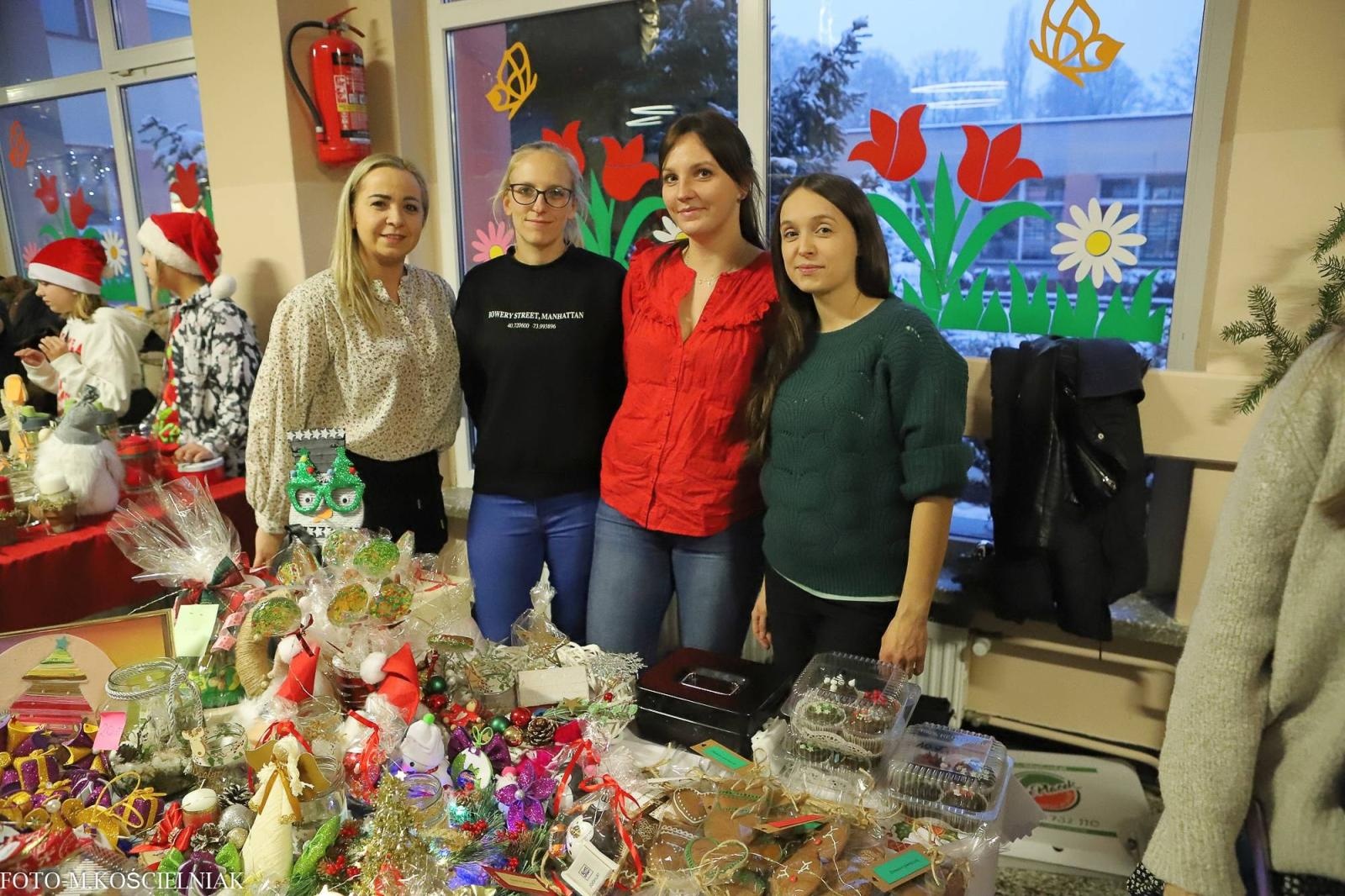 Zdjęcie w galerii na portalu naszraciborz.pl: Jak Gustaw pokochał święta. Kiermasz świąteczny w SP 15 [FOTO] wiadomości z regionu