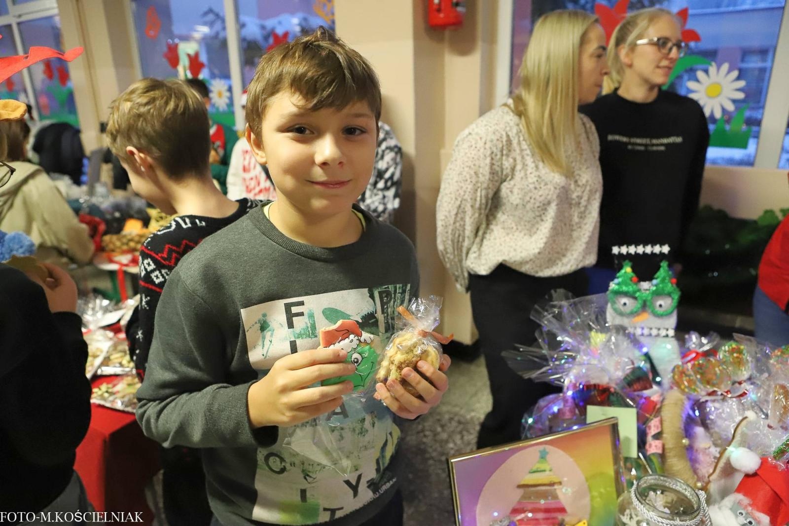 Zdjęcie w galerii na portalu naszraciborz.pl: Jak Gustaw pokochał święta. Kiermasz świąteczny w SP 15 [FOTO] wiadomości z regionu