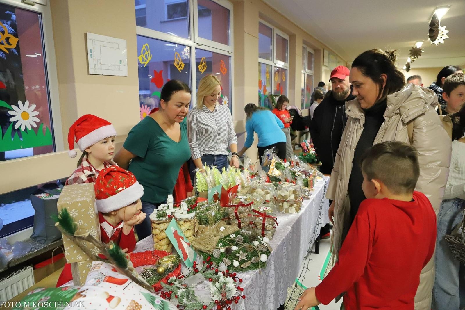 Zdjęcie w galerii na portalu naszraciborz.pl: Jak Gustaw pokochał święta. Kiermasz świąteczny w SP 15 [FOTO] wiadomości z regionu