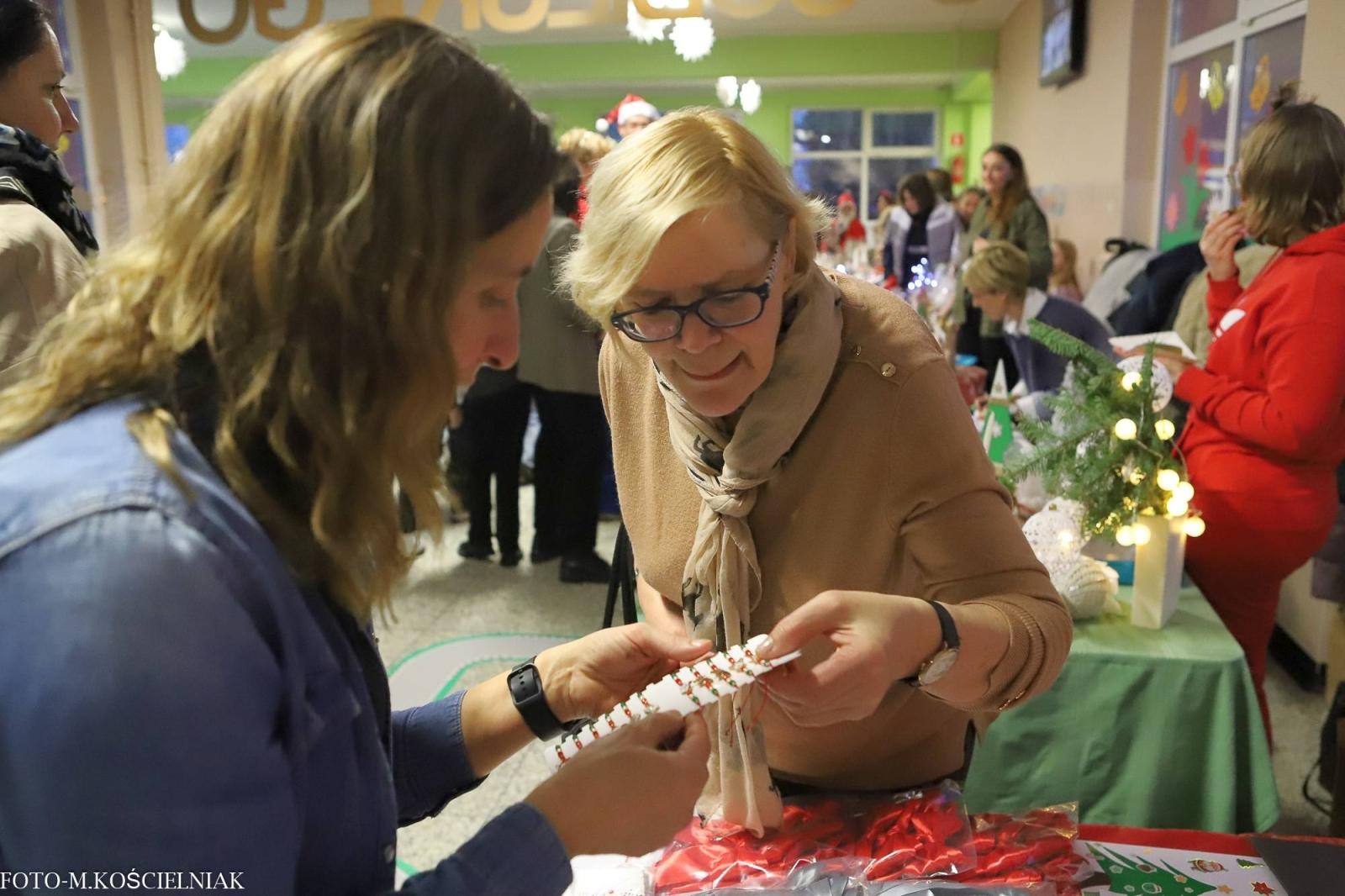 Zdjęcie w galerii na portalu naszraciborz.pl: Jak Gustaw pokochał święta. Kiermasz świąteczny w SP 15 [FOTO] wiadomości z regionu