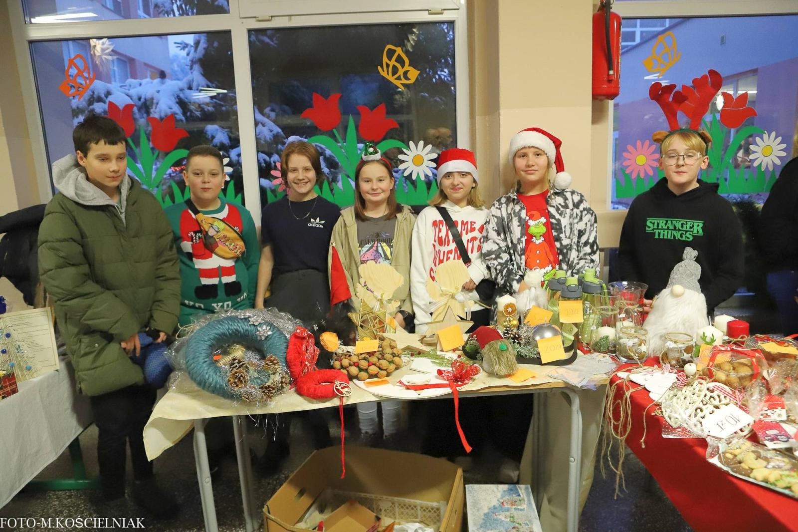 Zdjęcie w galerii na portalu naszraciborz.pl: Jak Gustaw pokochał święta. Kiermasz świąteczny w SP 15 [FOTO] wiadomości z regionu