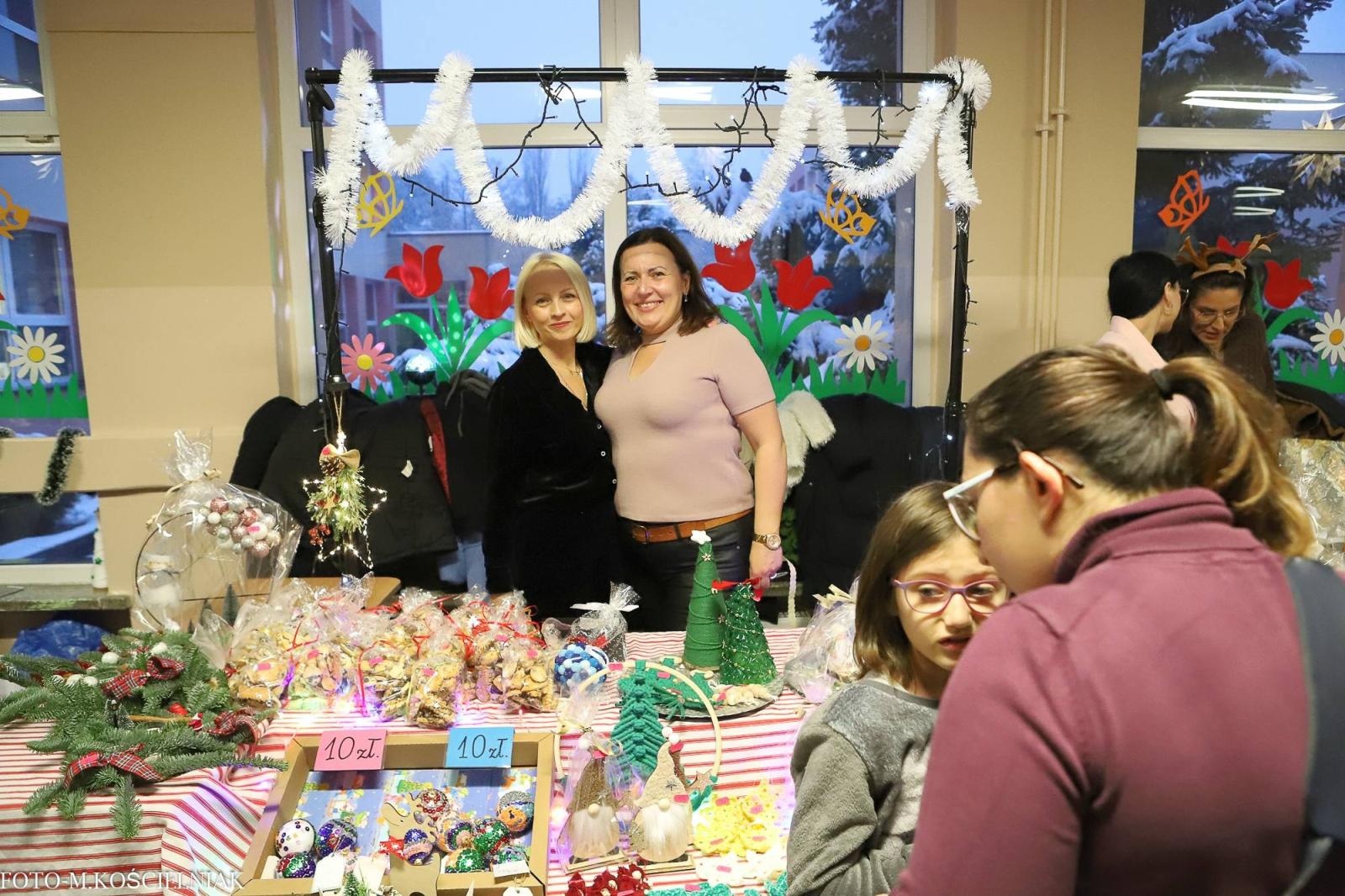 Zdjęcie w galerii na portalu naszraciborz.pl: Jak Gustaw pokochał święta. Kiermasz świąteczny w SP 15 [FOTO] wiadomości z regionu