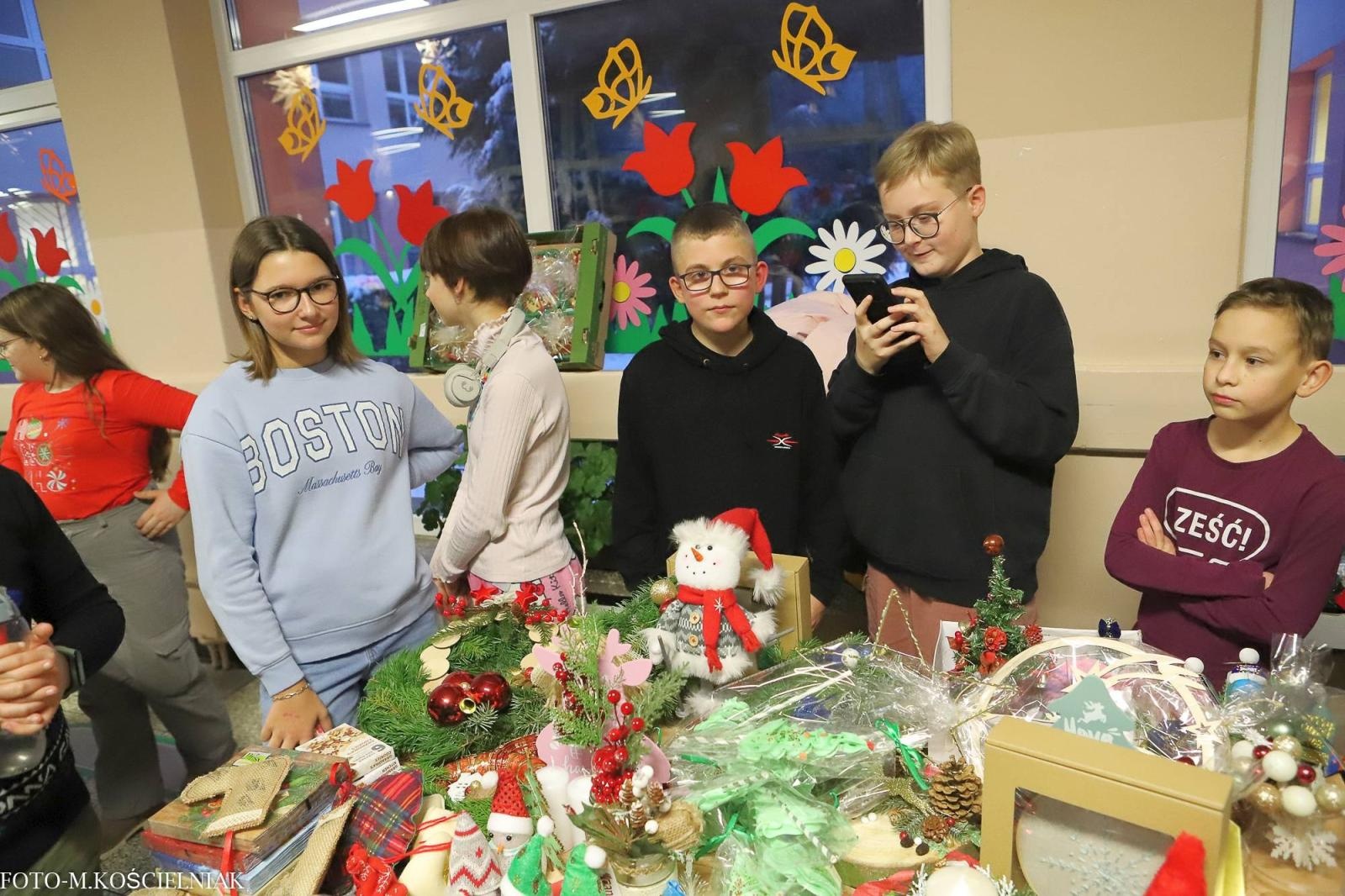 Zdjęcie w galerii na portalu naszraciborz.pl: Jak Gustaw pokochał święta. Kiermasz świąteczny w SP 15 [FOTO] wiadomości z regionu