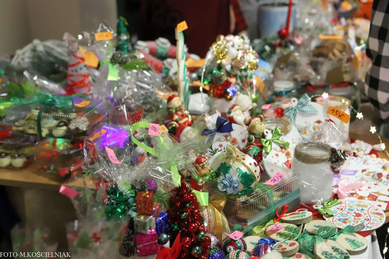 Zdjęcie w galerii na portalu naszraciborz.pl: Jak Gustaw pokochał święta. Kiermasz świąteczny w SP 15 [FOTO] wiadomości z regionu