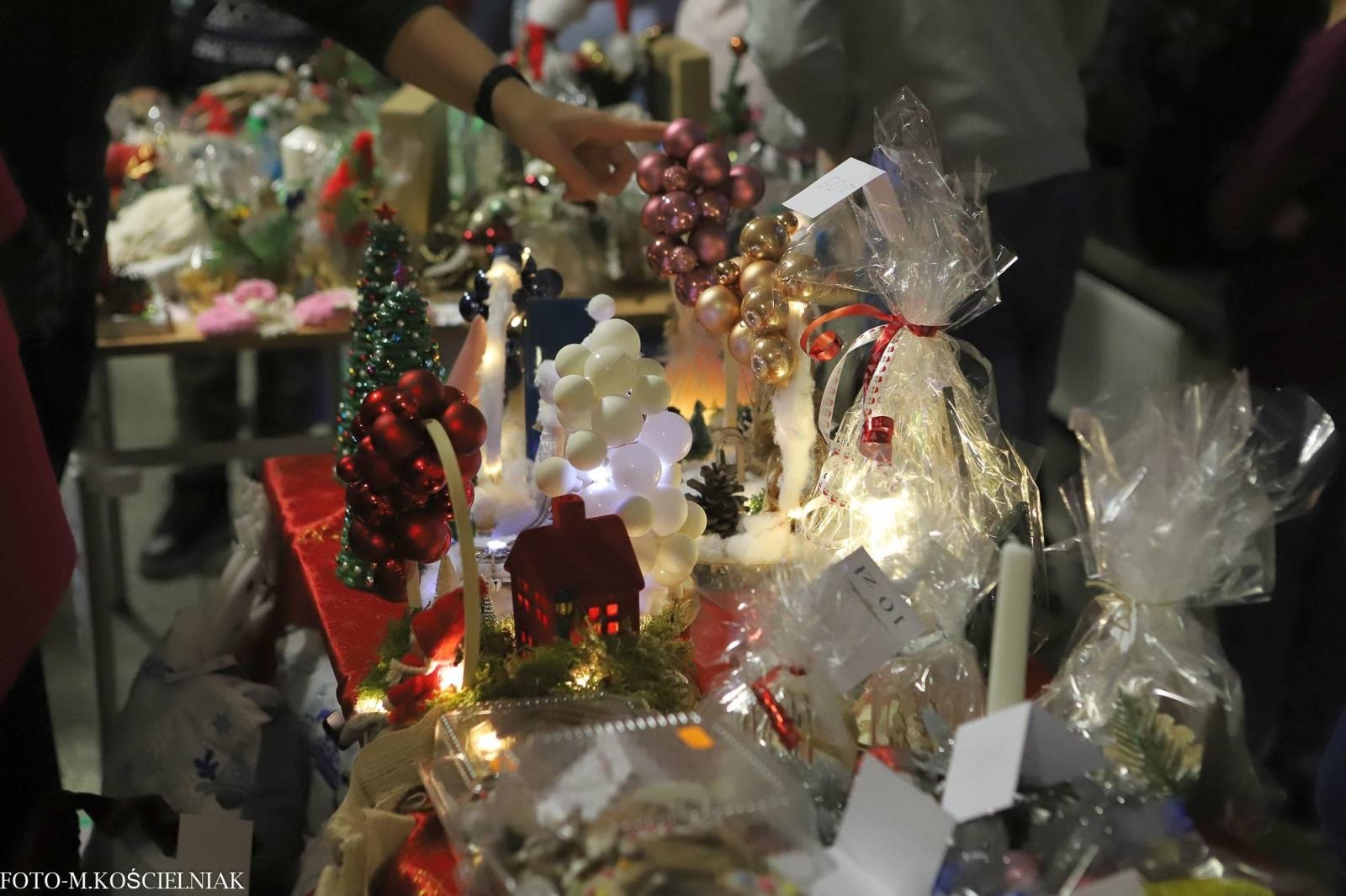 Zdjęcie w galerii na portalu naszraciborz.pl: Jak Gustaw pokochał święta. Kiermasz świąteczny w SP 15 [FOTO] wiadomości z regionu