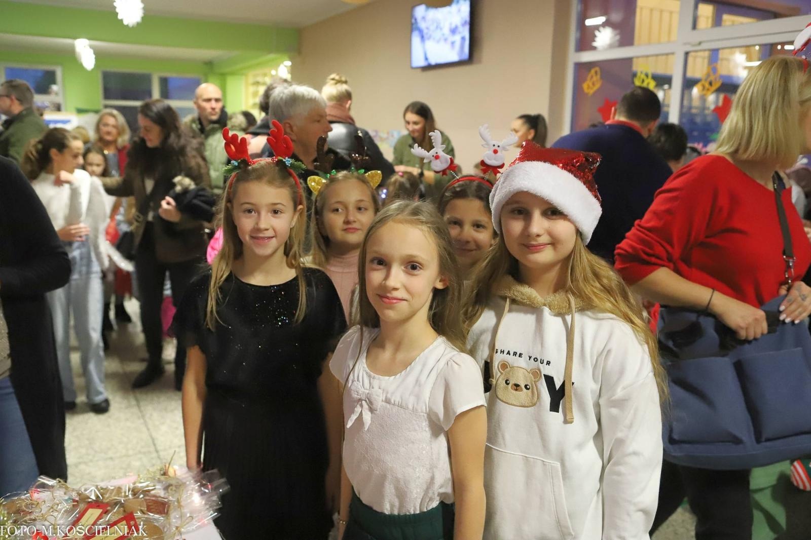 Zdjęcie w galerii na portalu naszraciborz.pl: Jak Gustaw pokochał święta. Kiermasz świąteczny w SP 15 [FOTO] wiadomości z regionu