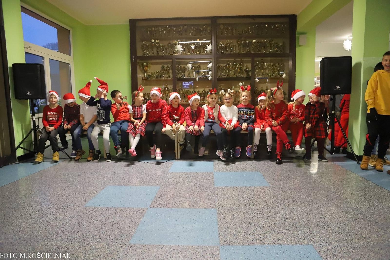 Zdjęcie w galerii na portalu naszraciborz.pl: Jak Gustaw pokochał święta. Kiermasz świąteczny w SP 15 [FOTO] wiadomości z regionu