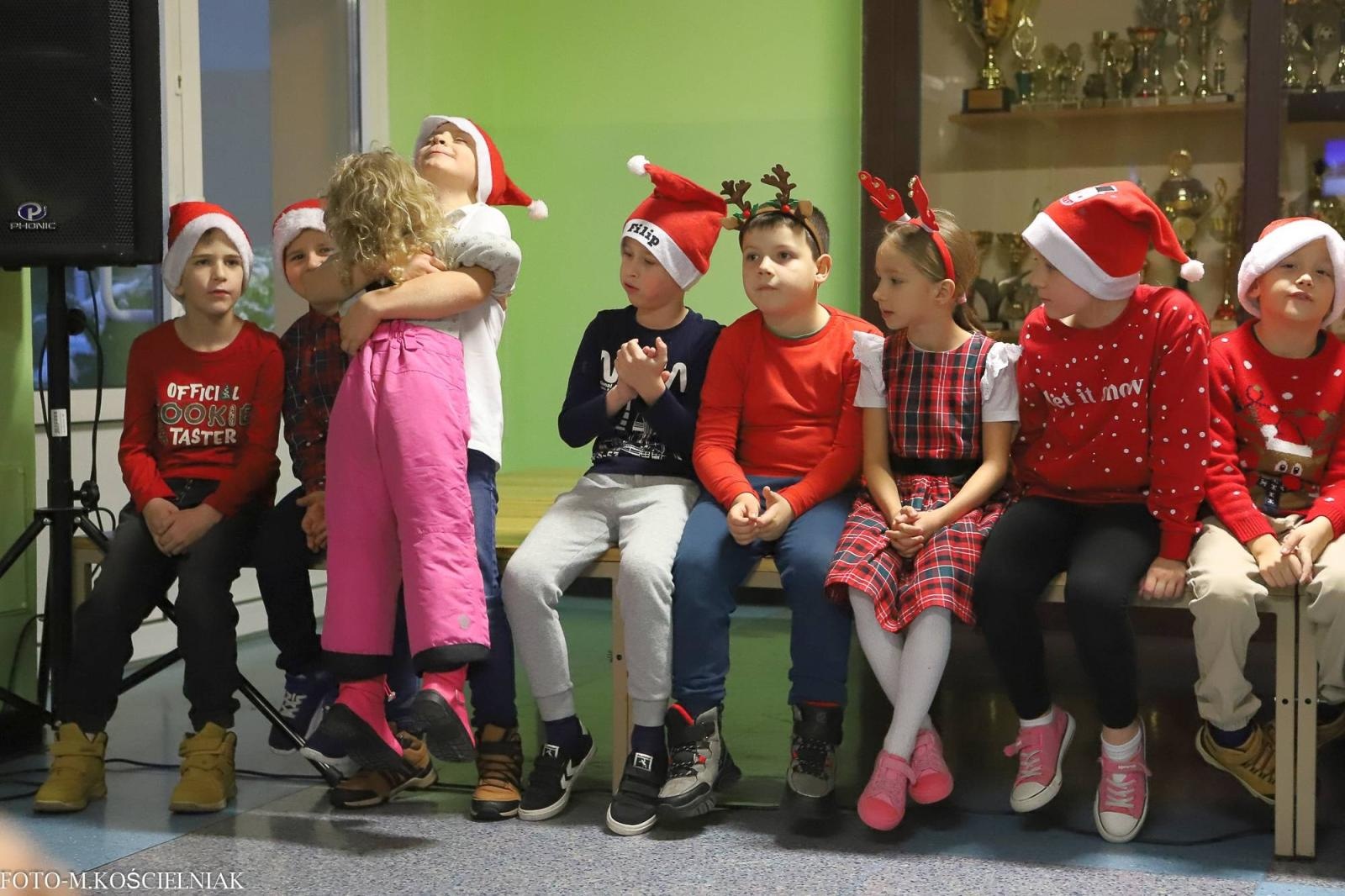 Zdjęcie w galerii na portalu naszraciborz.pl: Jak Gustaw pokochał święta. Kiermasz świąteczny w SP 15 [FOTO] wiadomości z regionu