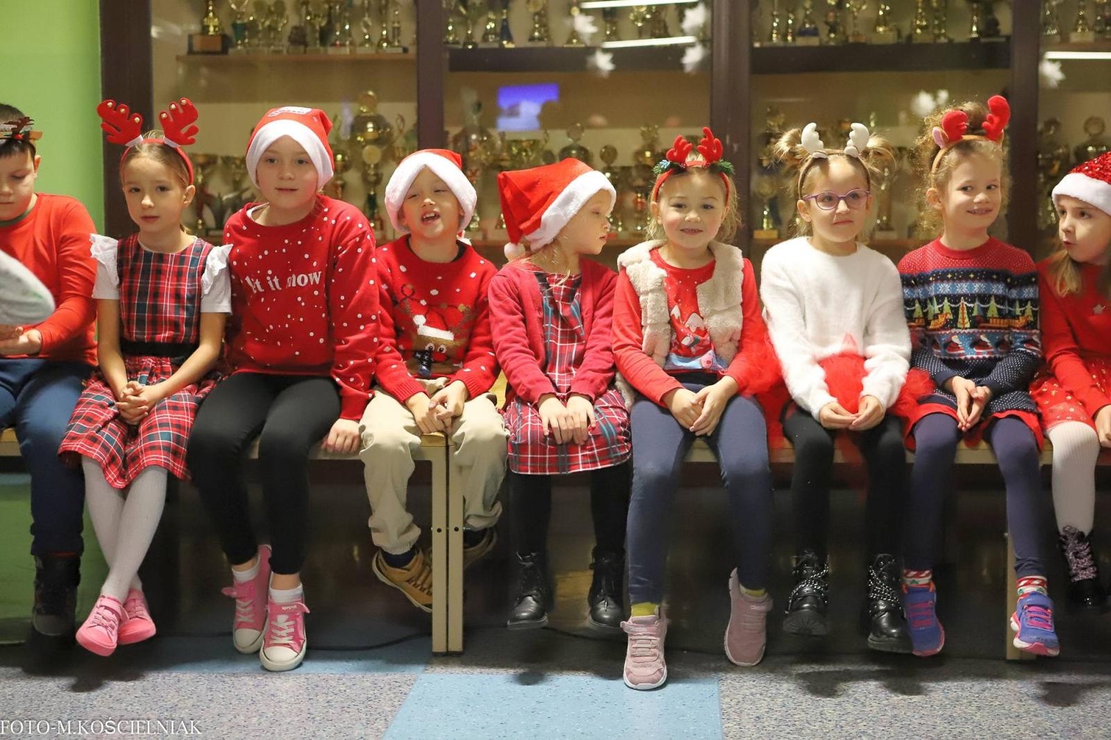 Zdjęcie w galerii na portalu naszraciborz.pl: Jak Gustaw pokochał święta. Kiermasz świąteczny w SP 15 [FOTO] wiadomości z regionu
