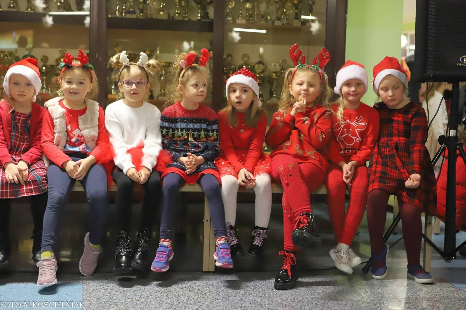 Zdjęcie w galerii na portalu naszraciborz.pl: Jak Gustaw pokochał święta. Kiermasz świąteczny w SP 15 [FOTO] wiadomości z regionu