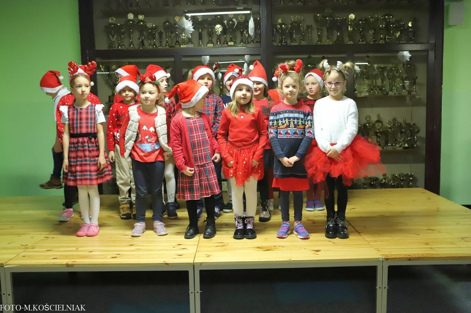 Zdjęcie w galerii na portalu naszraciborz.pl: Jak Gustaw pokochał święta. Kiermasz świąteczny w SP 15 [FOTO] wiadomości z regionu