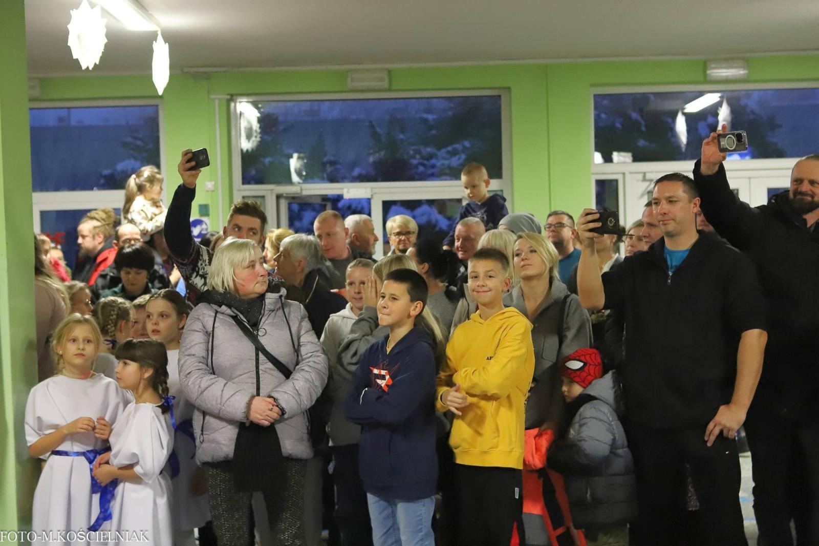 Zdjęcie w galerii na portalu naszraciborz.pl: Jak Gustaw pokochał święta. Kiermasz świąteczny w SP 15 [FOTO] wiadomości z regionu