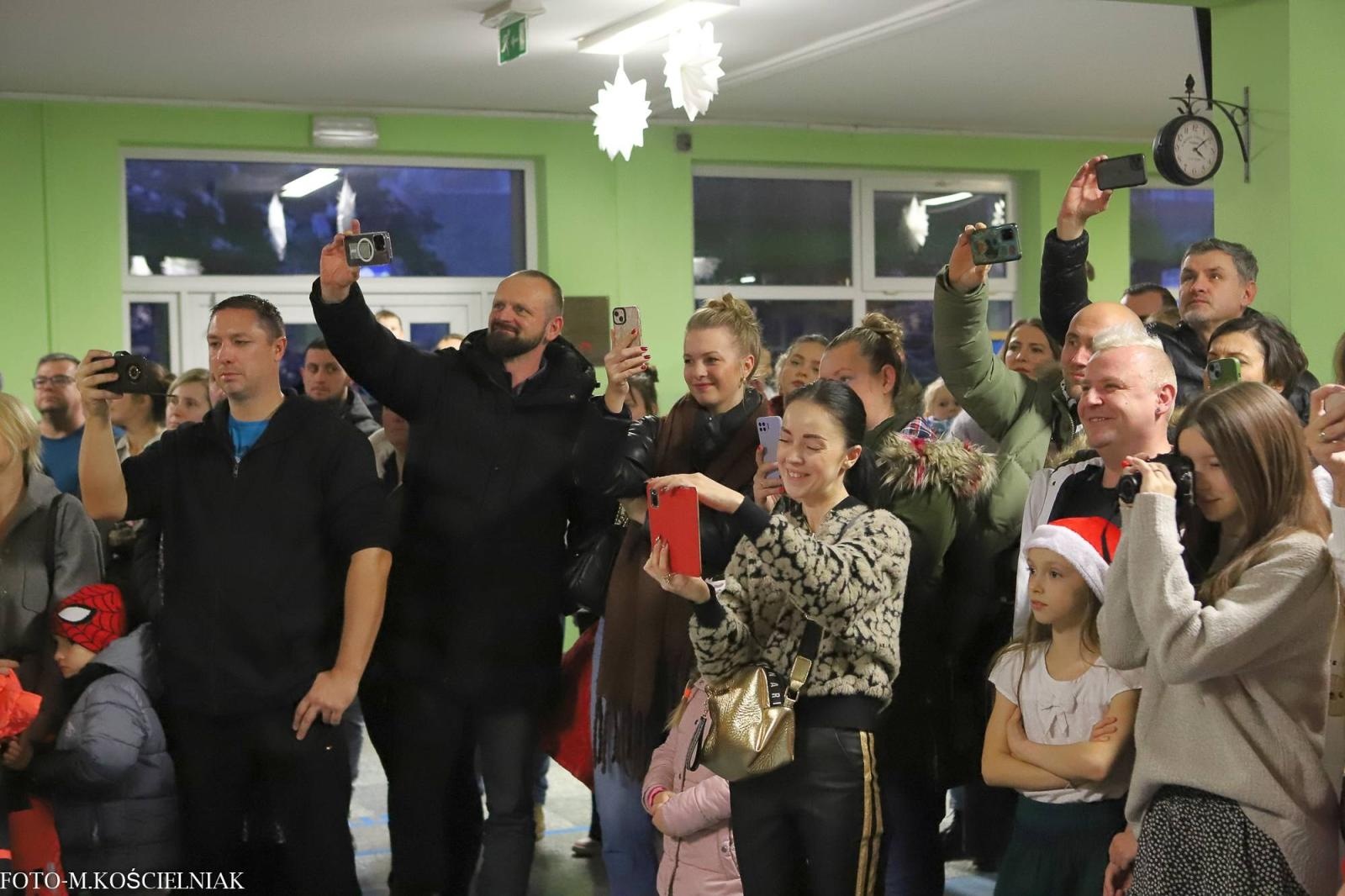 Zdjęcie w galerii na portalu naszraciborz.pl: Jak Gustaw pokochał święta. Kiermasz świąteczny w SP 15 [FOTO] wiadomości z regionu