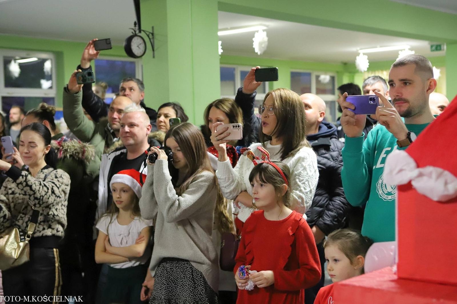 Zdjęcie w galerii na portalu naszraciborz.pl: Jak Gustaw pokochał święta. Kiermasz świąteczny w SP 15 [FOTO] wiadomości z regionu