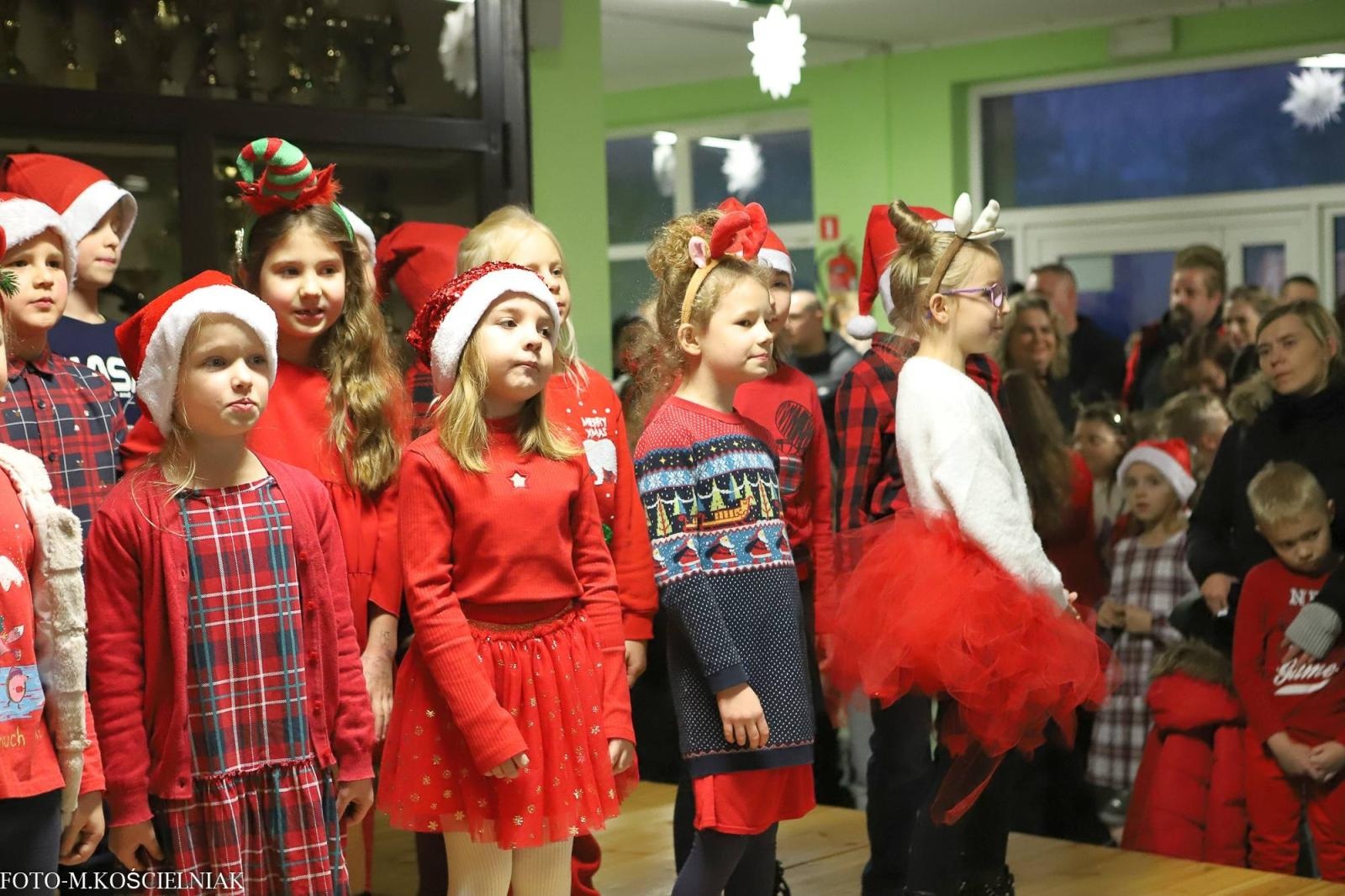Zdjęcie w galerii na portalu naszraciborz.pl: Jak Gustaw pokochał święta. Kiermasz świąteczny w SP 15 [FOTO] wiadomości z regionu