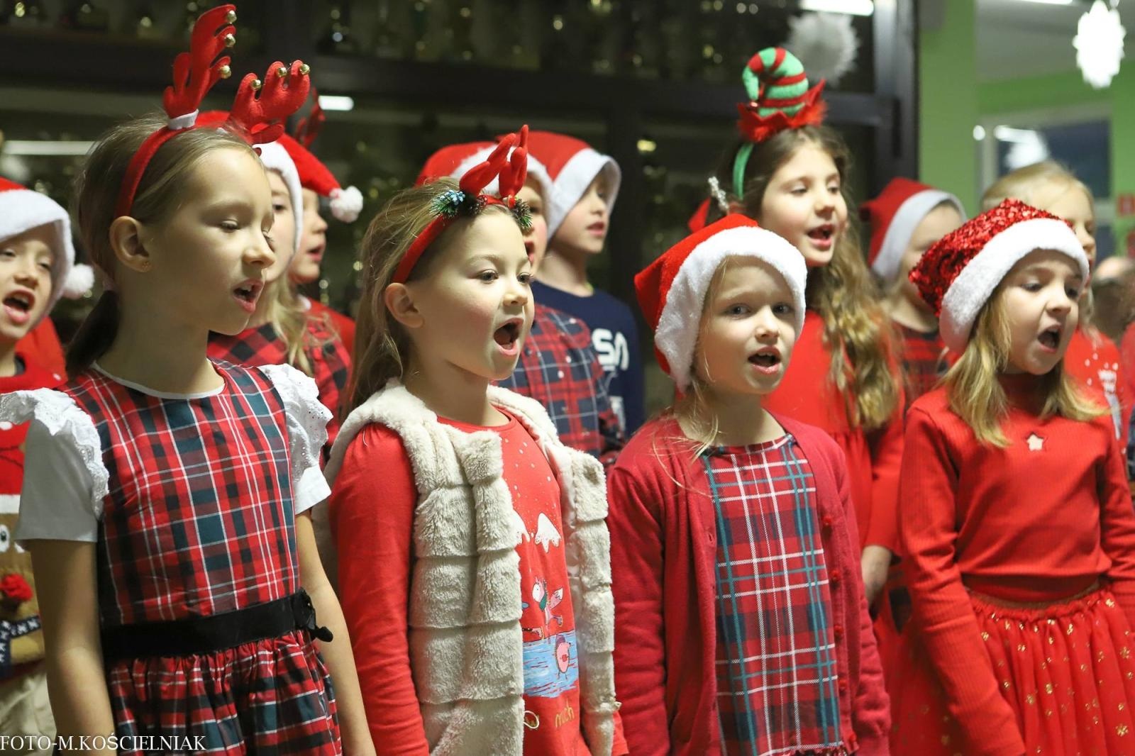 Zdjęcie w galerii na portalu naszraciborz.pl: Jak Gustaw pokochał święta. Kiermasz świąteczny w SP 15 [FOTO] wiadomości z regionu