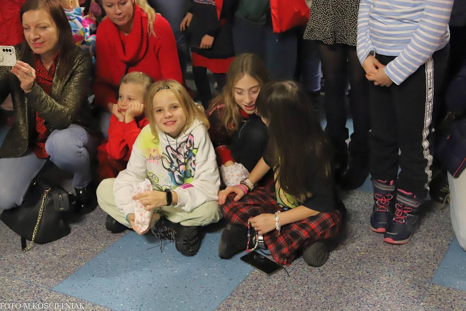Zdjęcie w galerii na portalu naszraciborz.pl: Jak Gustaw pokochał święta. Kiermasz świąteczny w SP 15 [FOTO] wiadomości z regionu