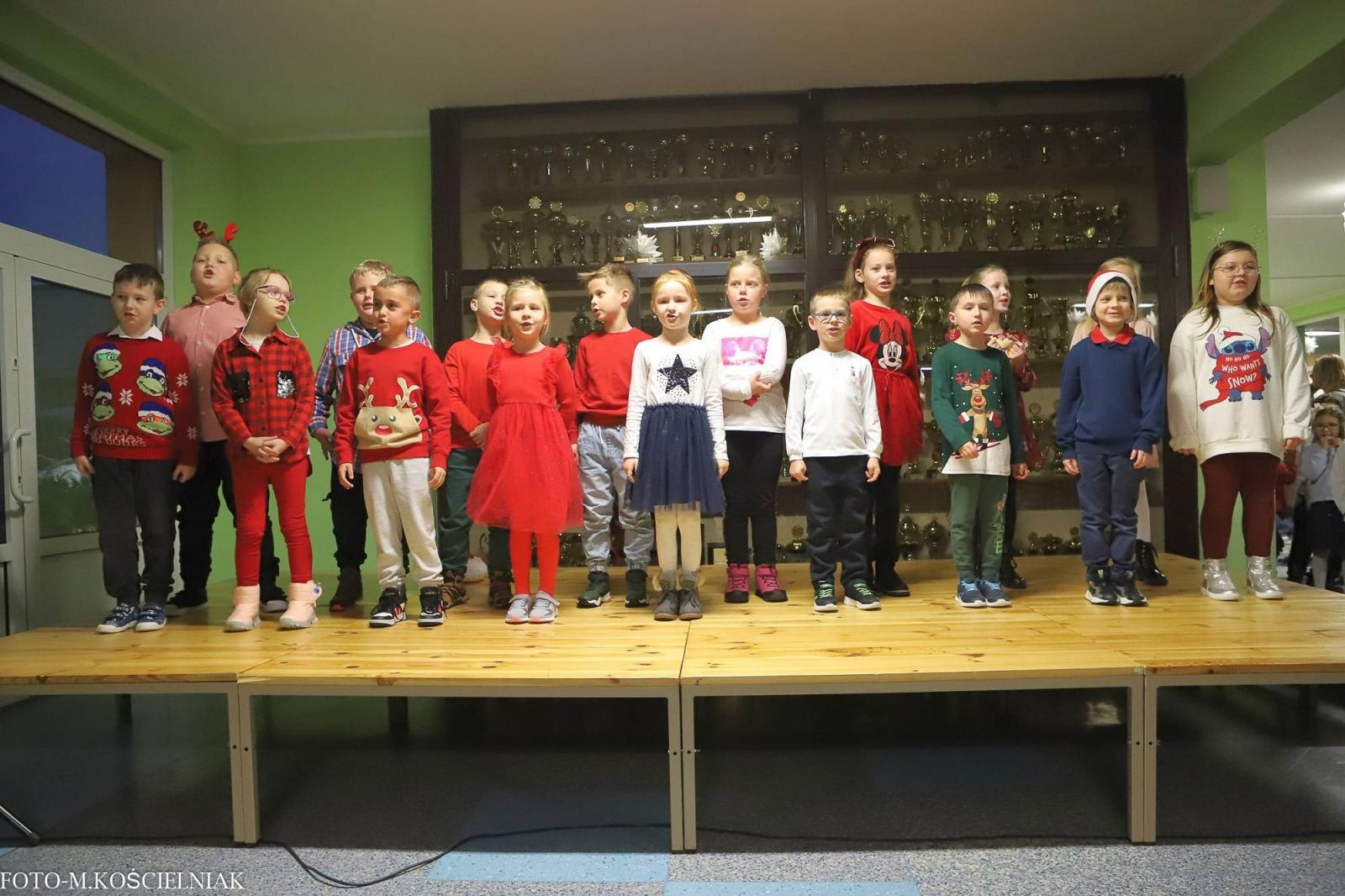 Zdjęcie w galerii na portalu naszraciborz.pl: Jak Gustaw pokochał święta. Kiermasz świąteczny w SP 15 [FOTO] wiadomości z regionu