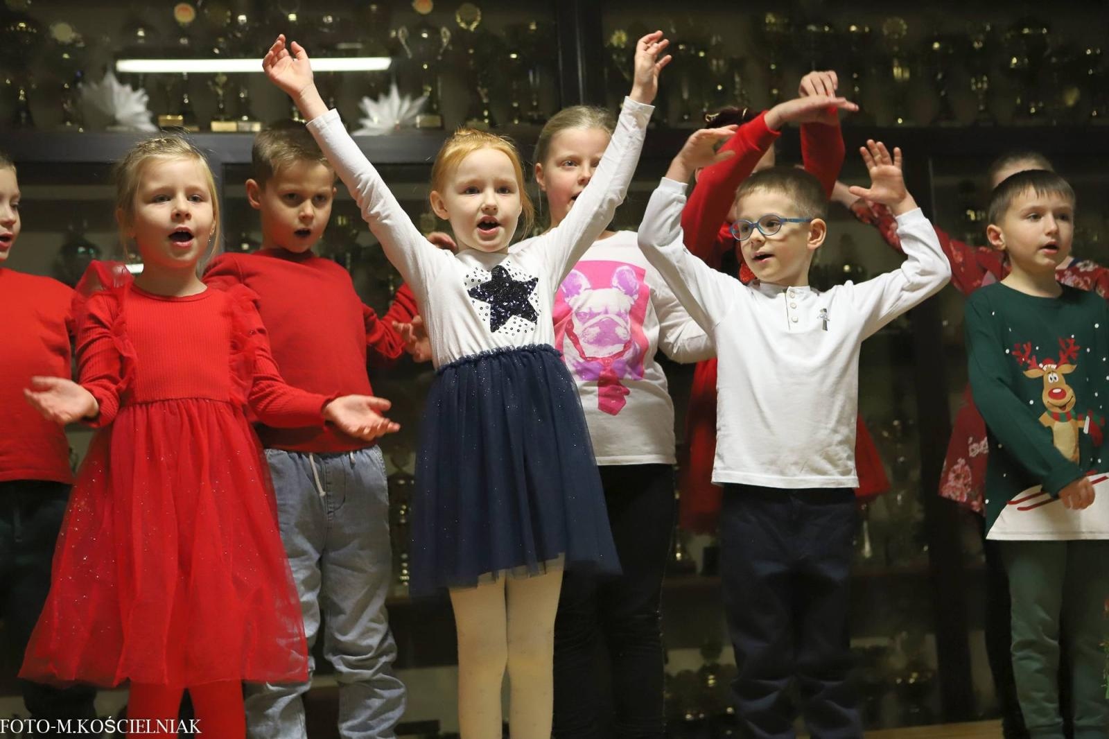 Zdjęcie w galerii na portalu naszraciborz.pl: Jak Gustaw pokochał święta. Kiermasz świąteczny w SP 15 [FOTO] wiadomości z regionu