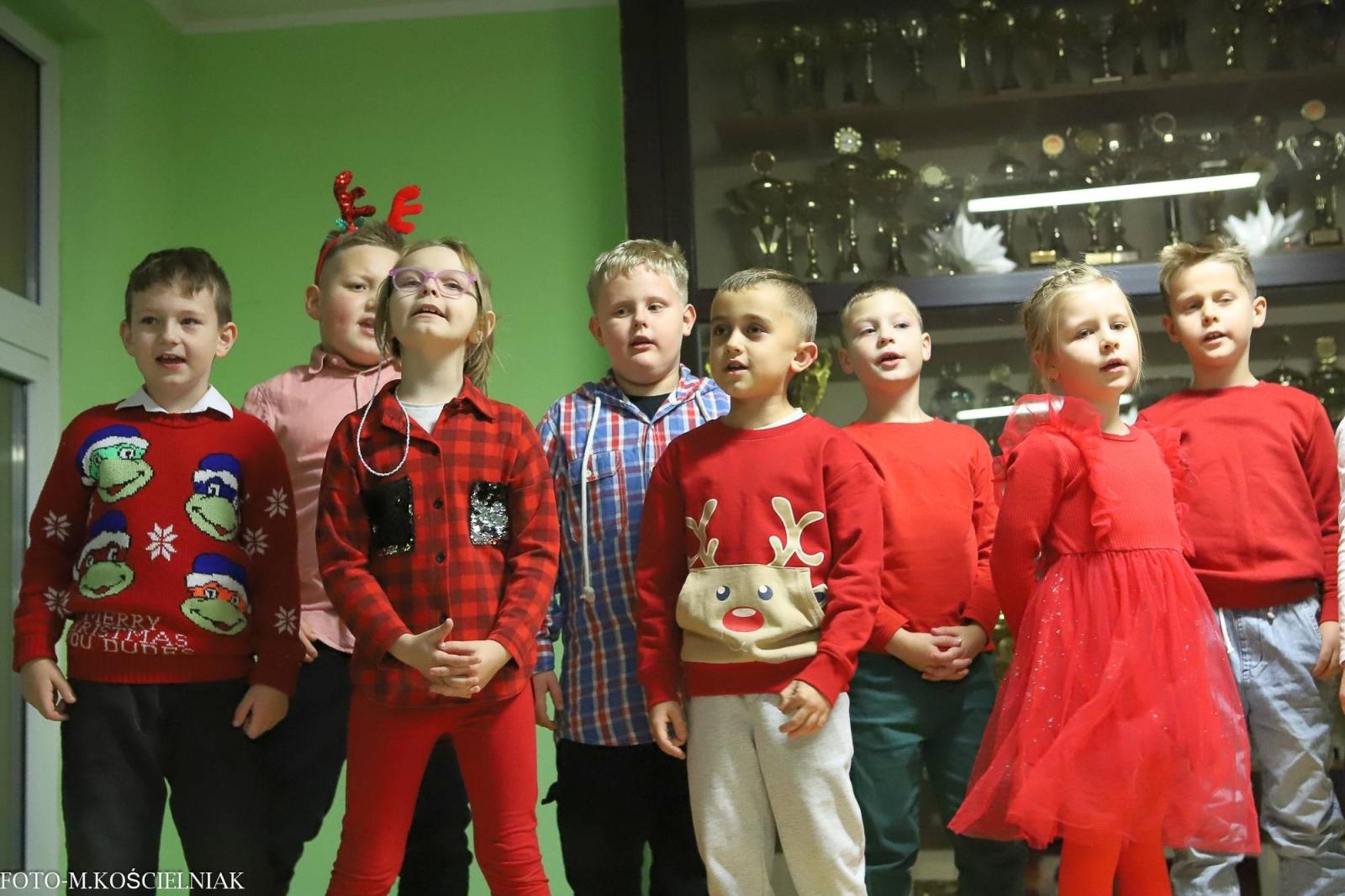 Zdjęcie w galerii na portalu naszraciborz.pl: Jak Gustaw pokochał święta. Kiermasz świąteczny w SP 15 [FOTO] wiadomości z regionu